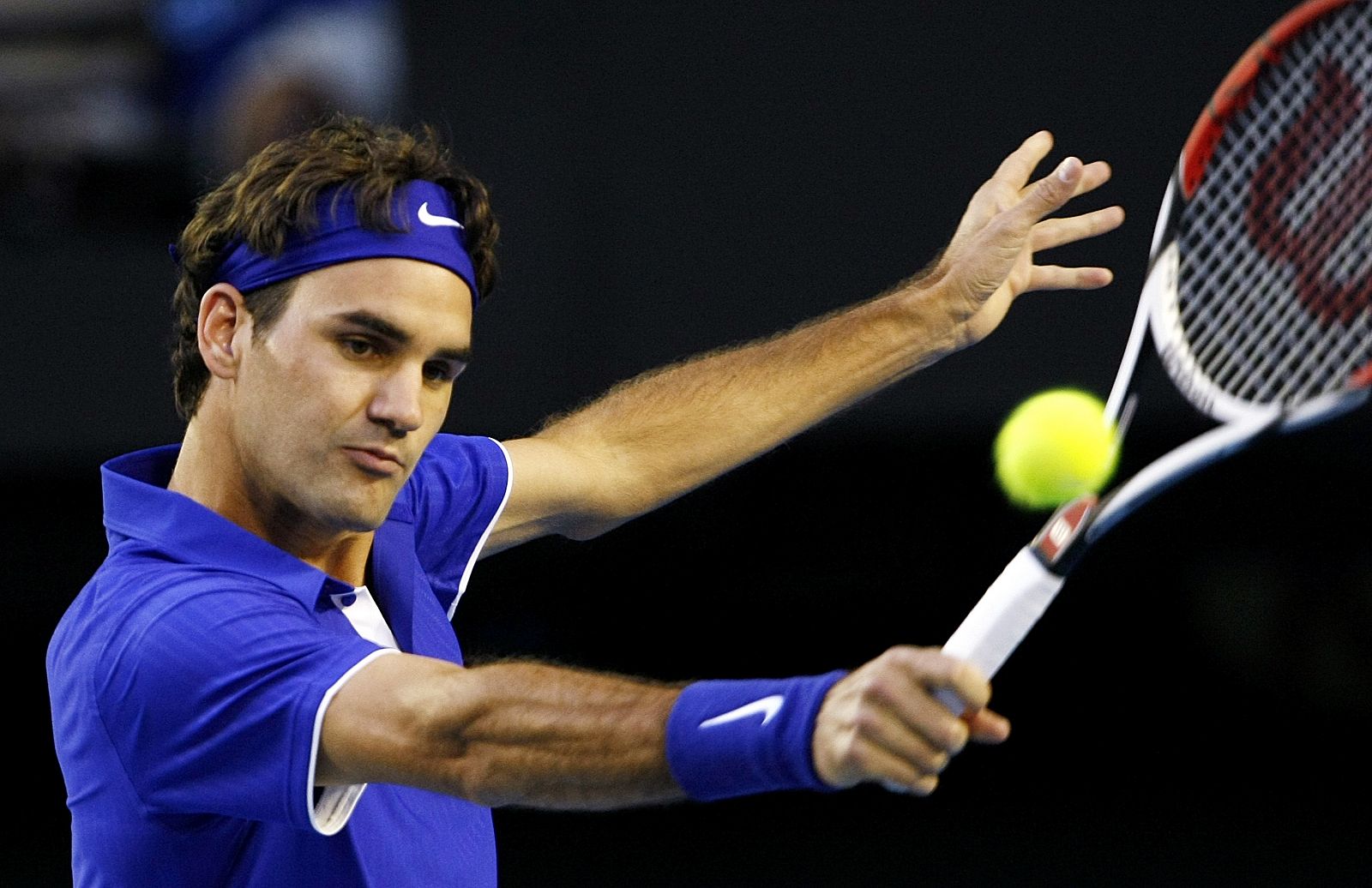 Roger Federer devuelve una bola a Andy Roddick en la semifinal del Abierto de Australia.