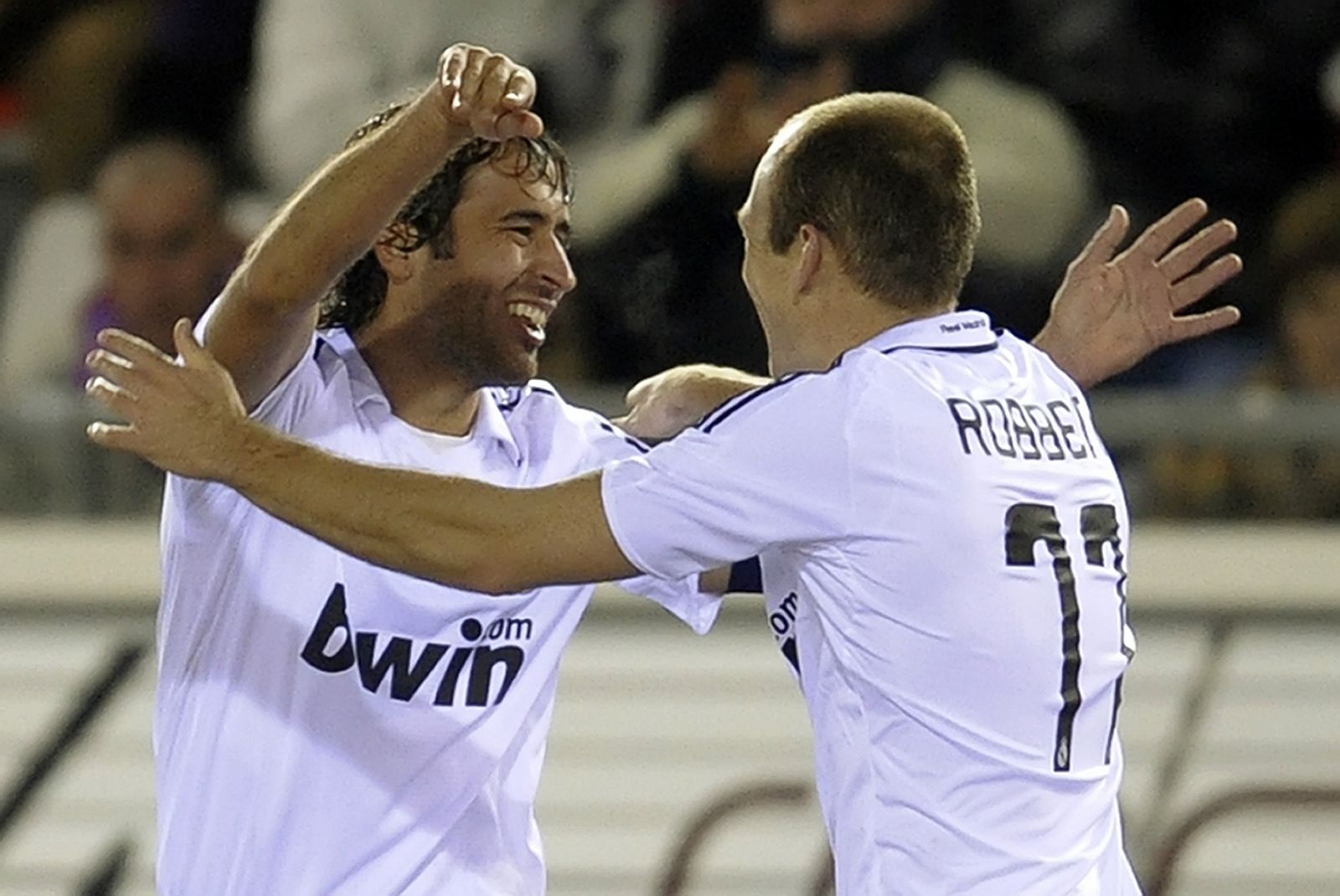 Los autores de los dos goles del Madrid ante el Numancia, Raúl González y Arjen Robben, celebran la victoria.