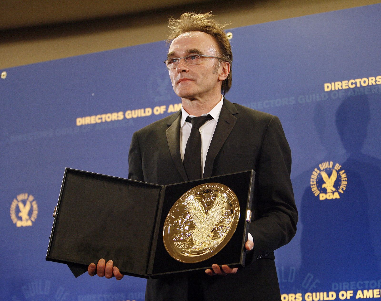 El ganador Danny Boyle posa en la 61 edición de los premios Directors Guild of America Awards en Los Angeles