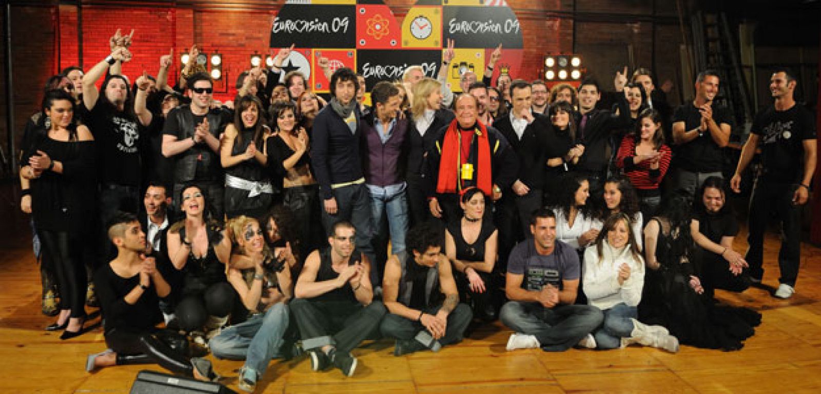 Foto de grupo de los 10 que pasaron el casting y actuarán en las semifinales de Eurovisión de TVE.