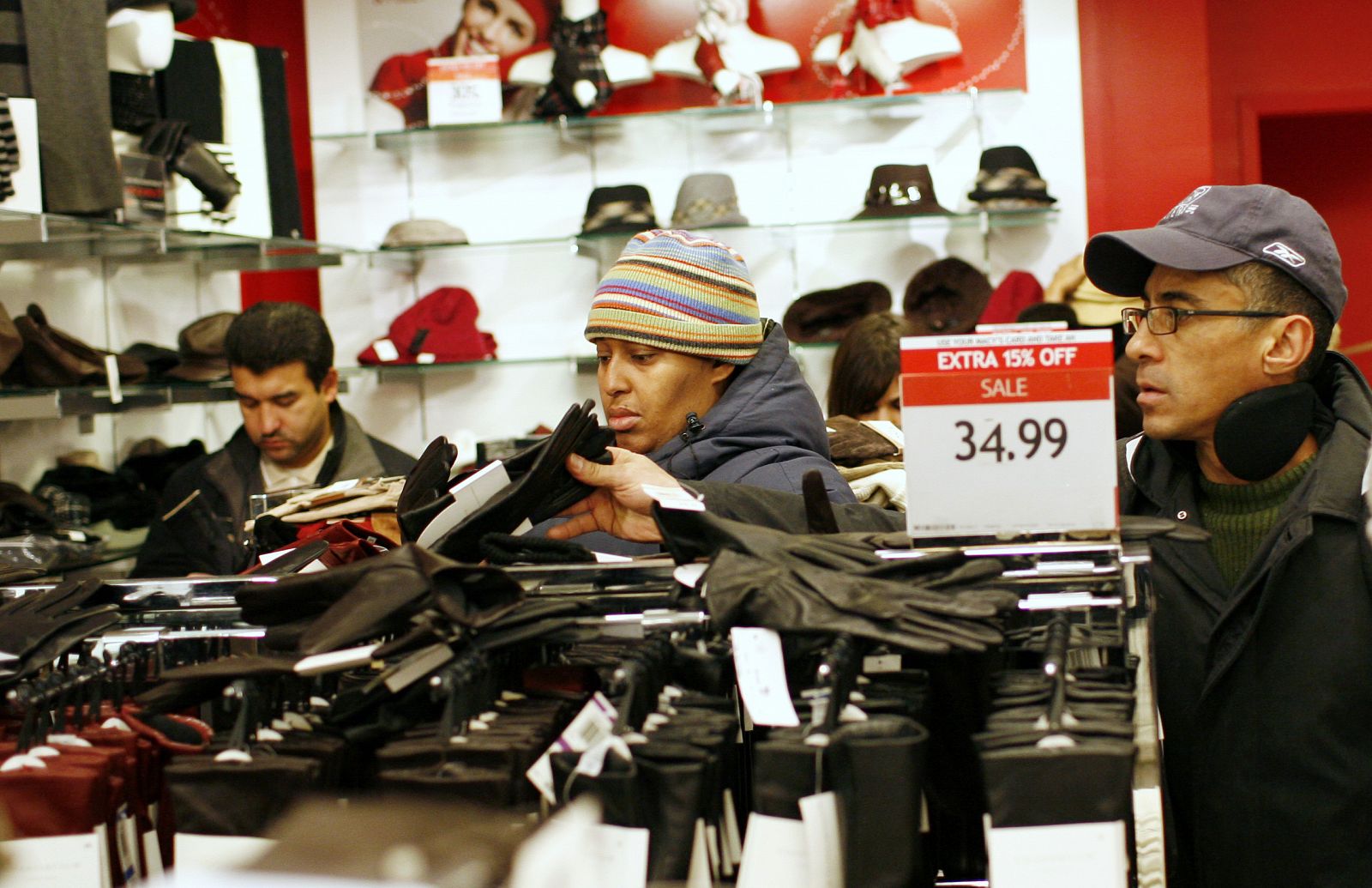 Varias personas observan los artículos en la tienda de Macy's en Nueva York durante la campaña navideña.