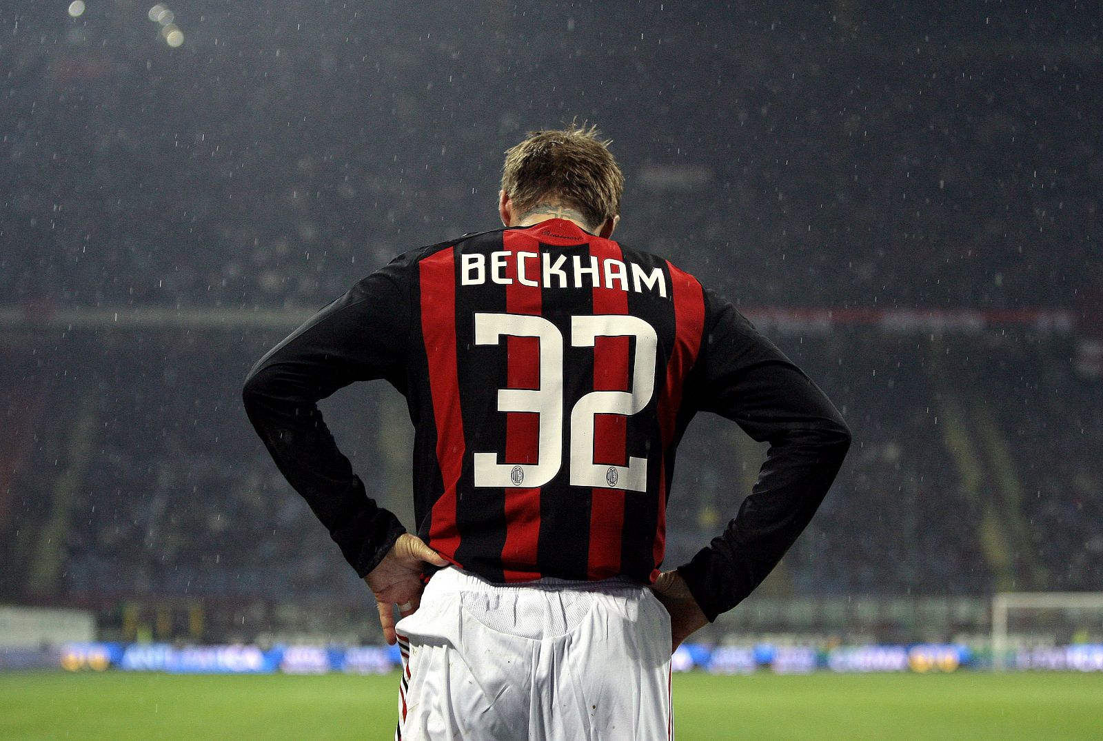 Beckham mira al suelo durante el partido con el Reggina, en la Serie A italiana.