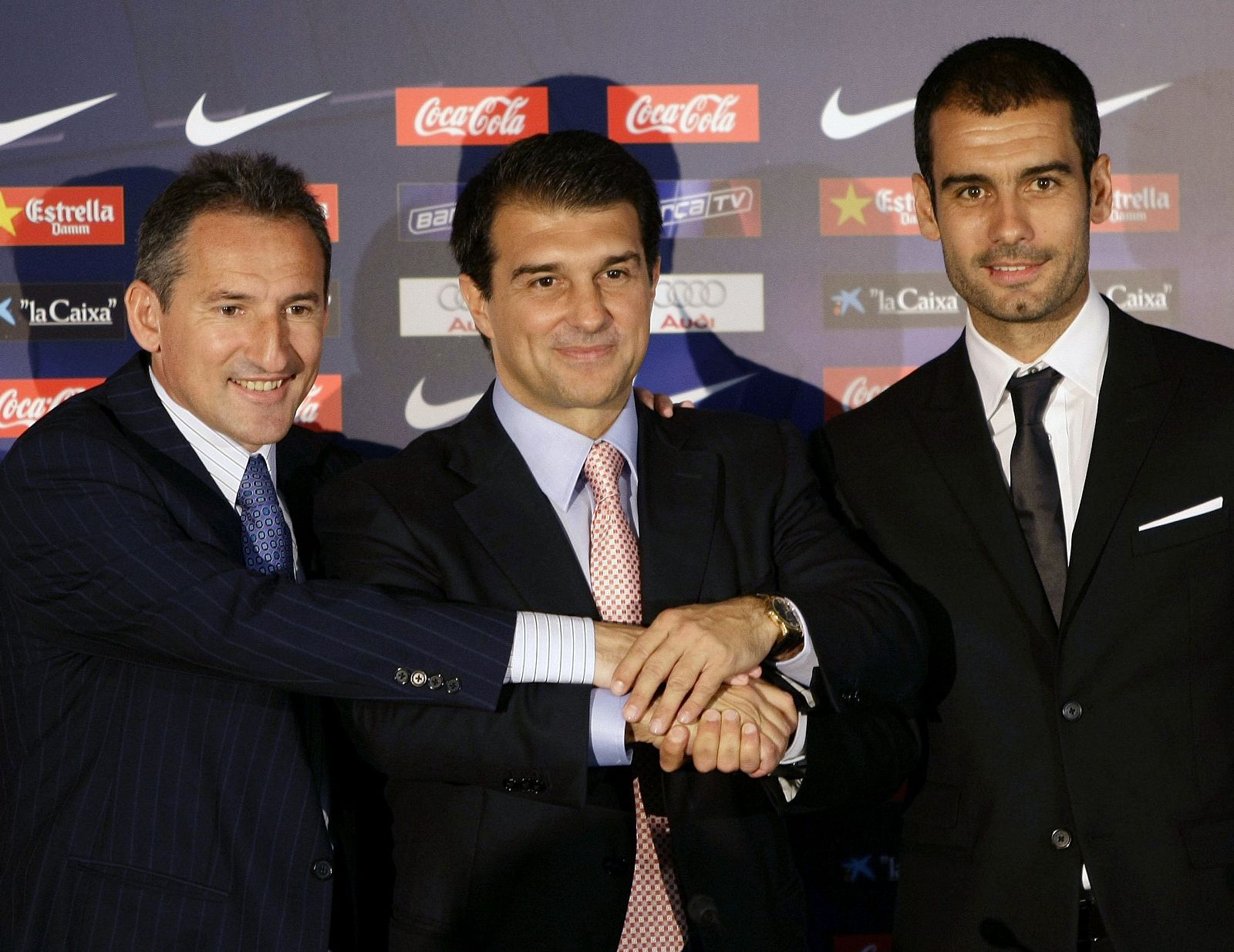 El Presidente del Barça, Joan Laporta, el secretario técnico, Txiki Beguiristain y el entrenador, Pep Guardiola, estrechan sus manos.