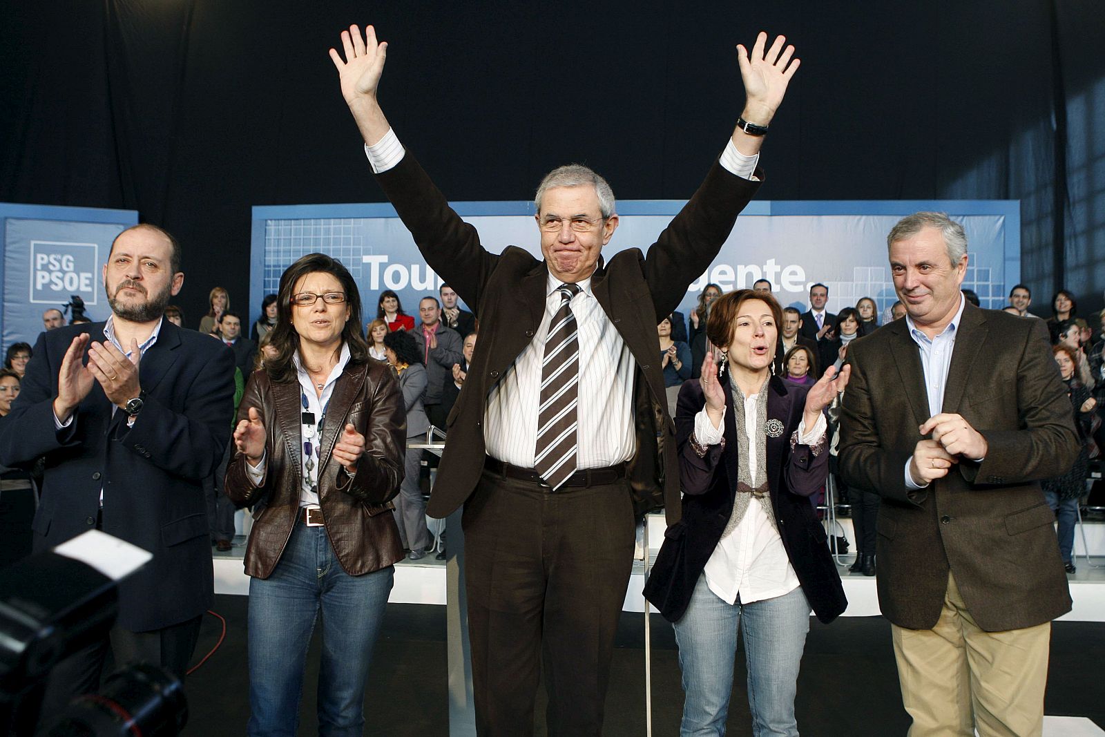 El candidato del PSdeG, Emilio Pérez Touriño, en el centro, junto a los cabeza de lista para las elecciones al Parlamento gallego.