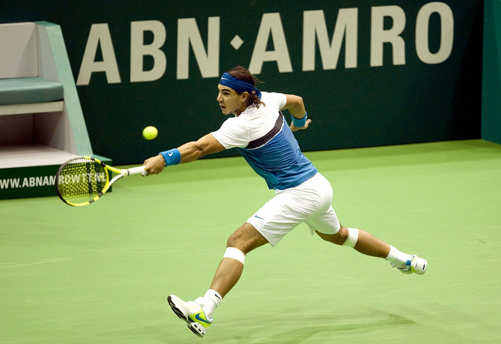 El tenista español Rafael Nadal golpea la bola durante el partido contra el italiano Simone Bolelli.