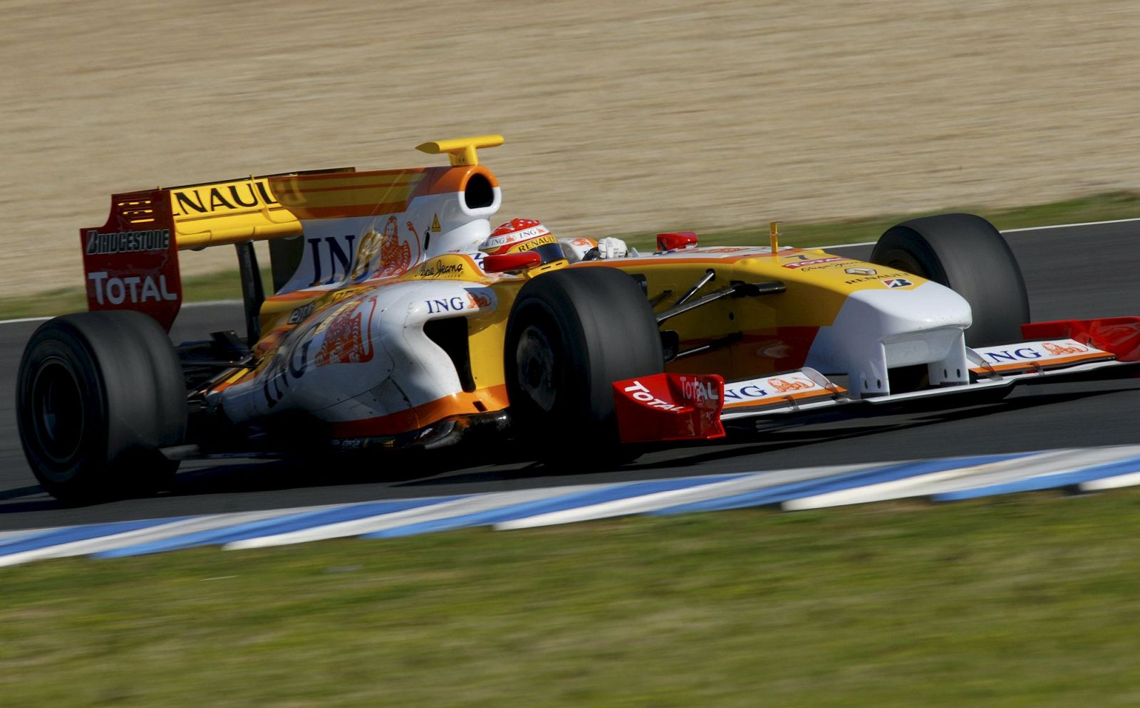 Fernando Alonso, durante los entrenamientos realizados por Renault en el circuito de Jerez.