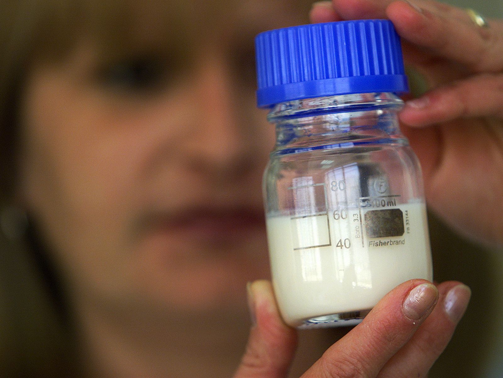 Una investigadora búlgara sostiente un botella de yogur, donde está la bacteria clave para la vacuna oral.