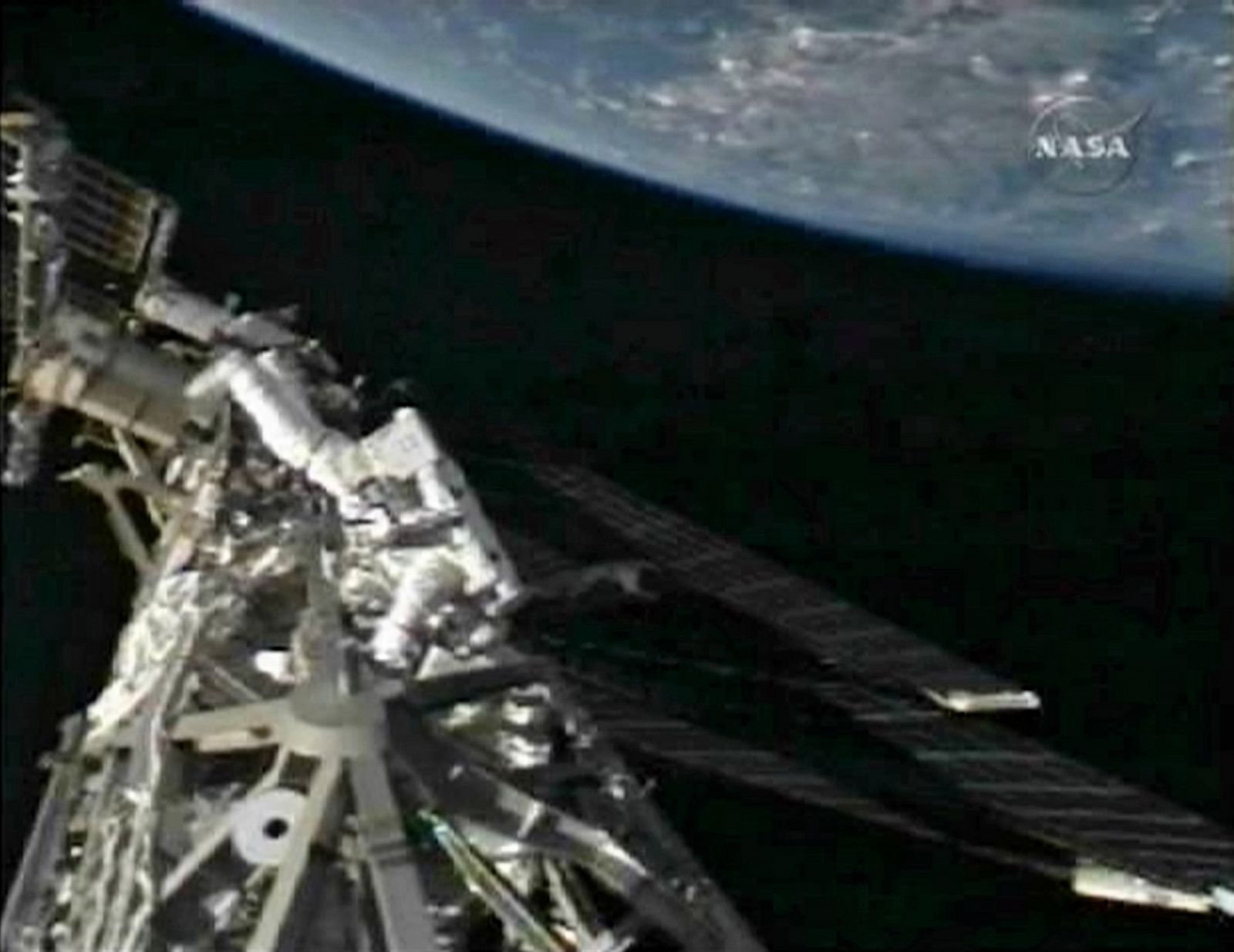 El transbordador espacial Endeavour hace su camino hacia la Estación Espacial Internacional.