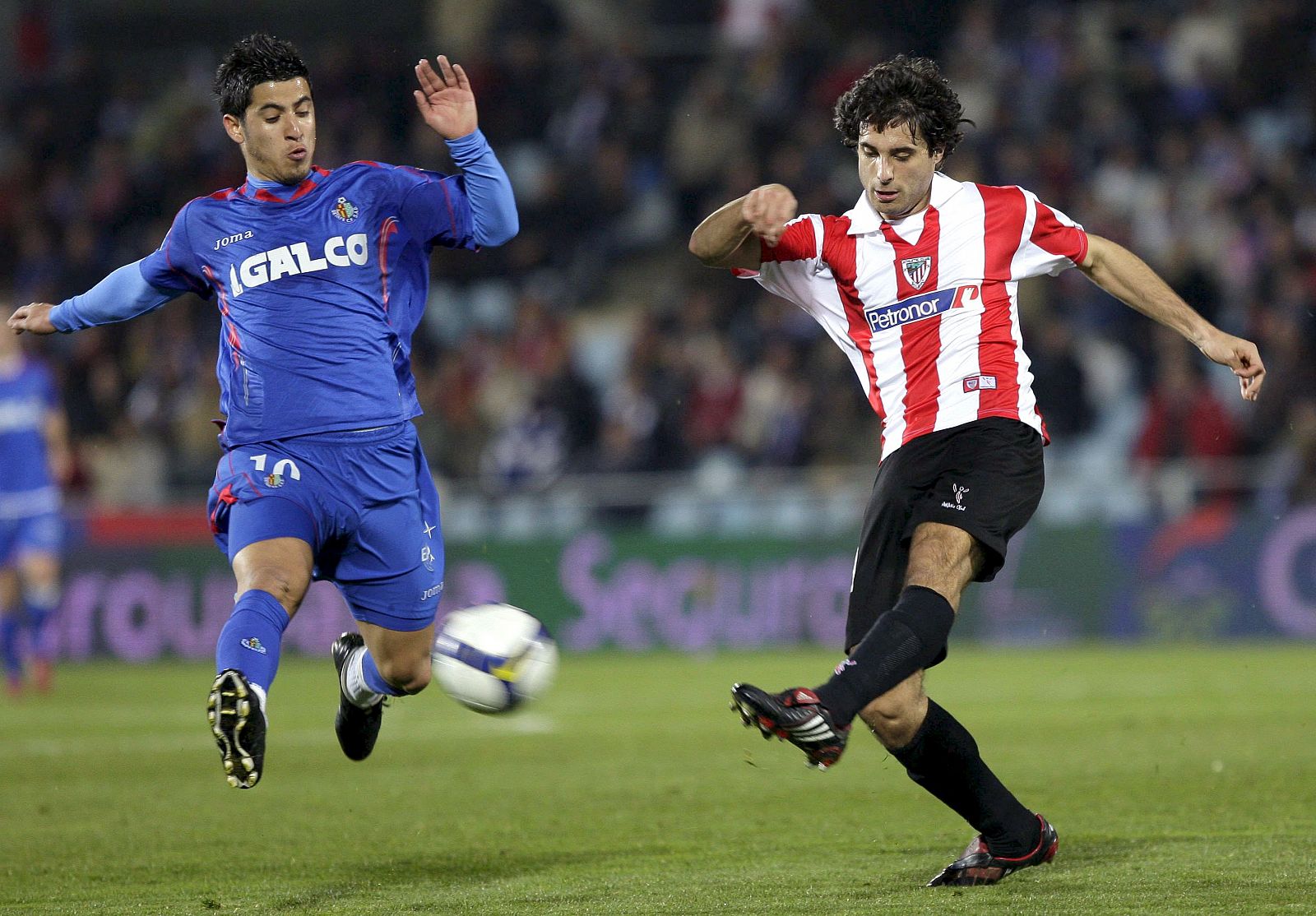 El jugador del Getafe, Albín, lucha por el balón con Etxeita del Athletic de Bilbao.