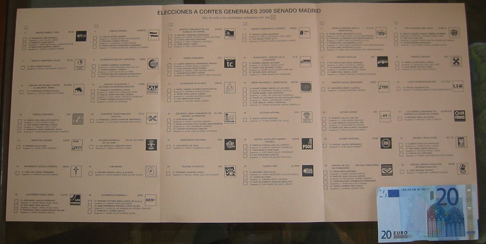 Papelta para votar al Senado por Madrid de 2008, comparada con un billete de 20 euros.