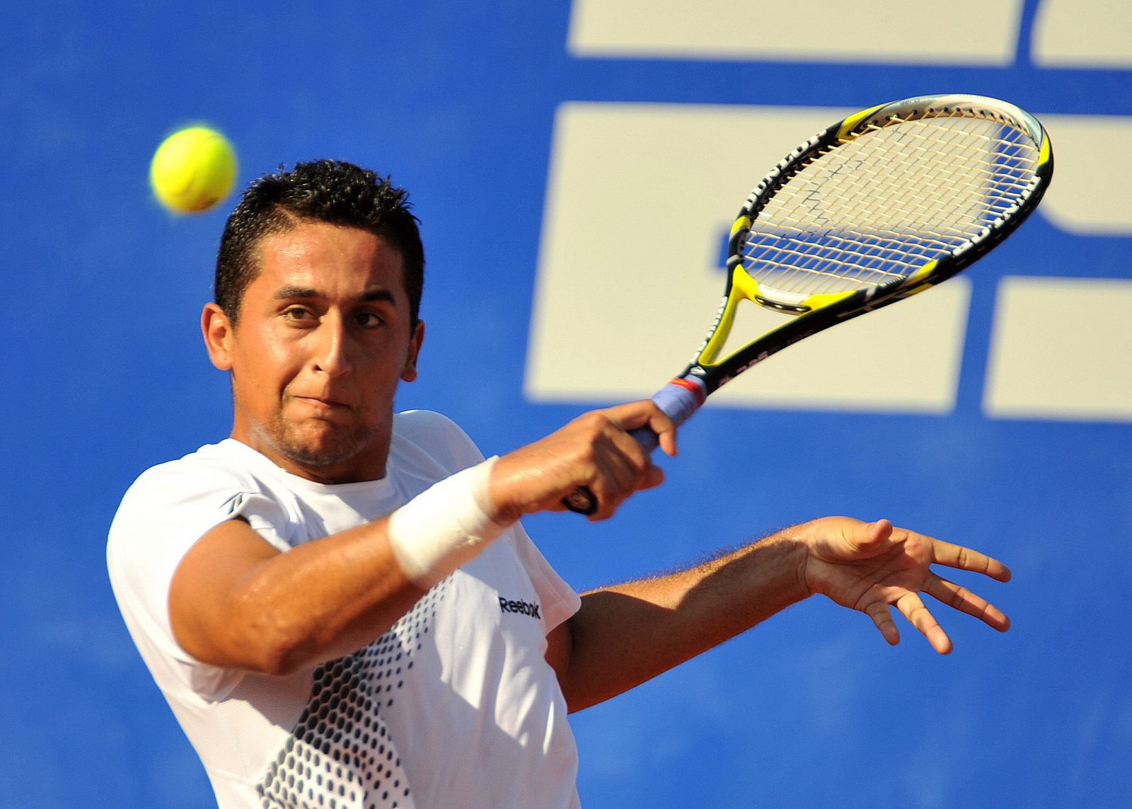 El tenista español Nicolás Almagro devuelve la pelota a su compatriota Daniel Gimeno.