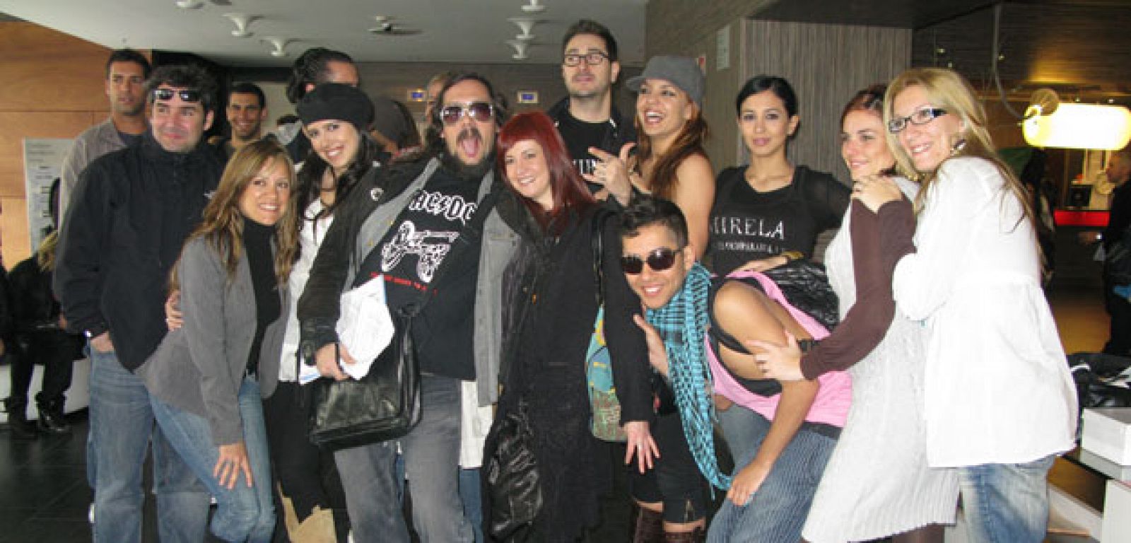 Varios grupos justo antes de salir del hotel, acompañados de Senén, el productor rockero.