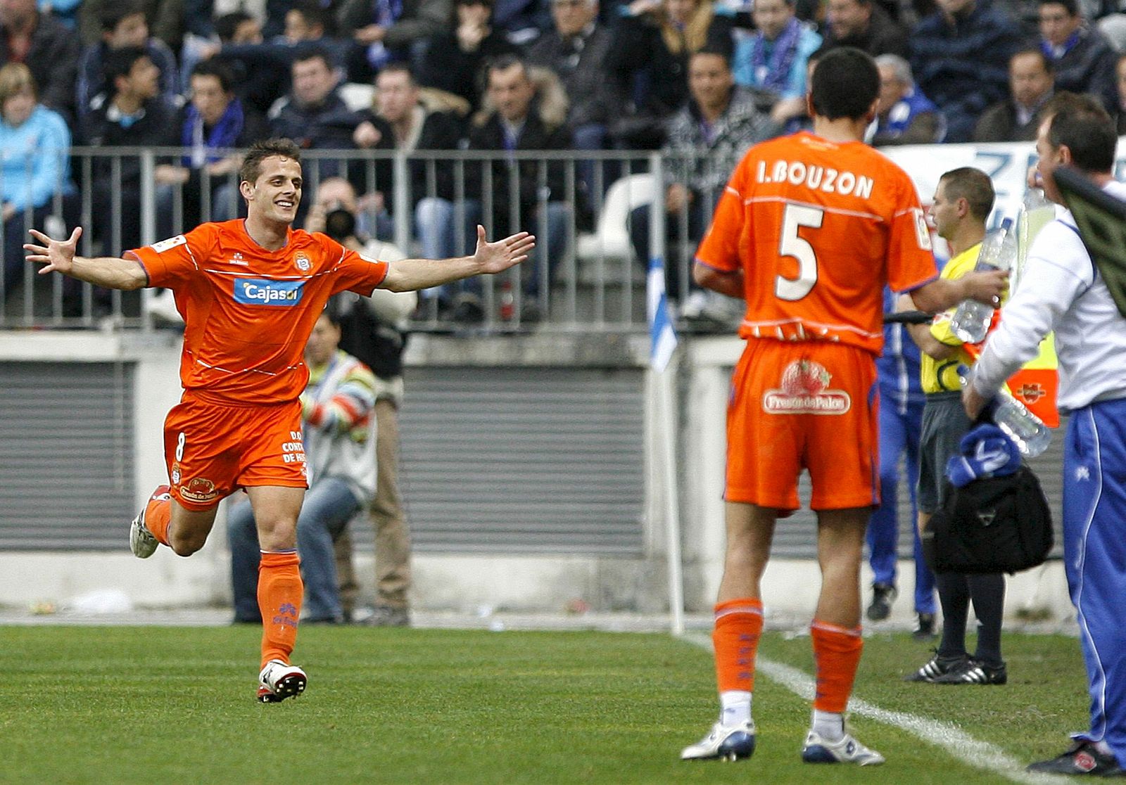 Javier Camuñas celebra el primer gol de su equipo en presencia de su compañero Iago Bouzón.