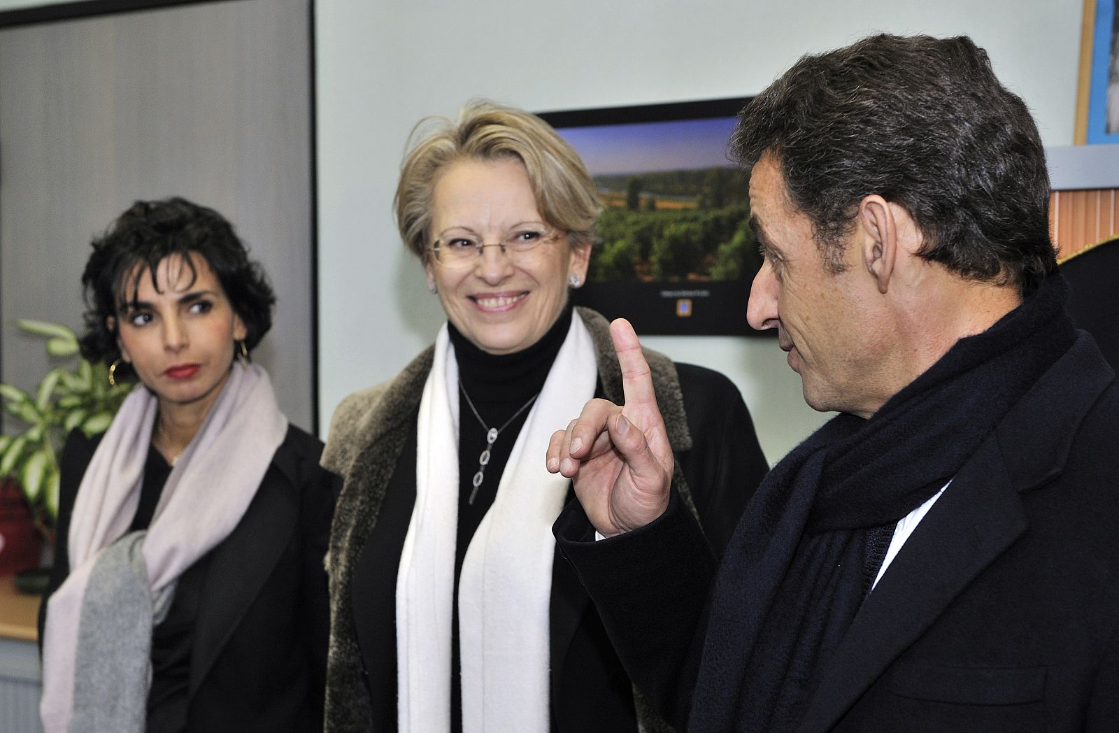 Sarkozy charla con las ministras de Justicia, Rachida Dati, y de Interior, Michèlle Alliot-Marie, en una visita la sede de la policía científica en Orleans.
