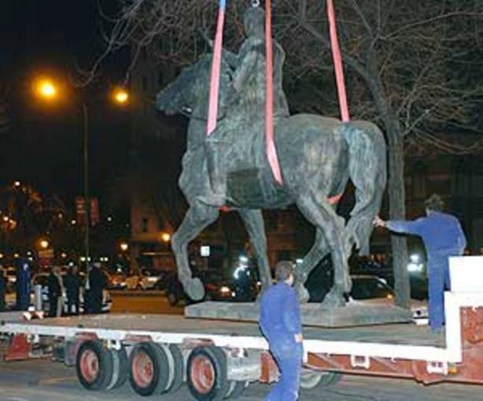 Se retira la estatua de Franco de Nuevos Ministerios.