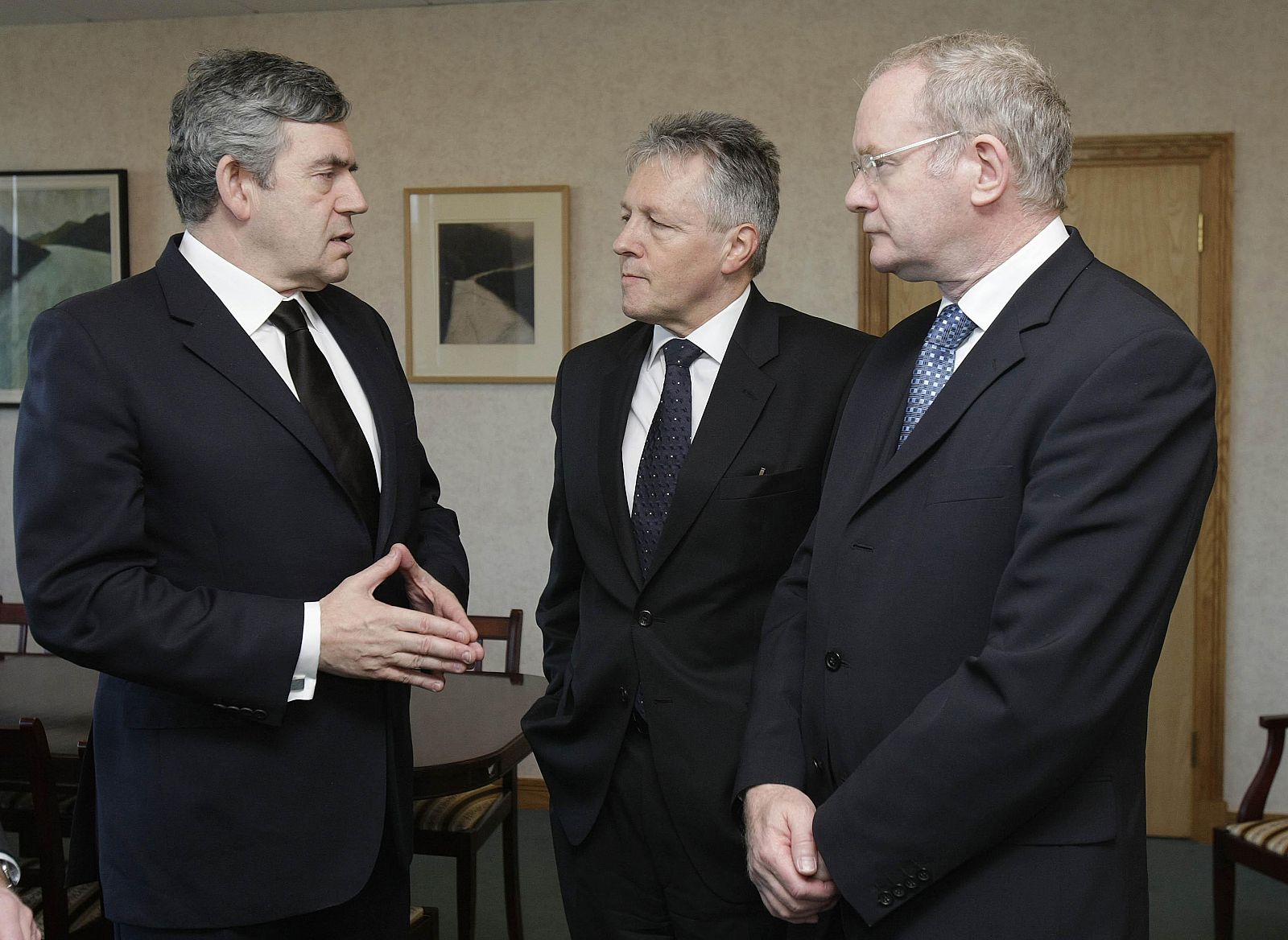 El primer ministro británico, Gordon Brown, se ha reunido con el primer ministro del Norte de Irlanda, Robinson, y con su número dos, McGuinness en el Castillo de Stormont.