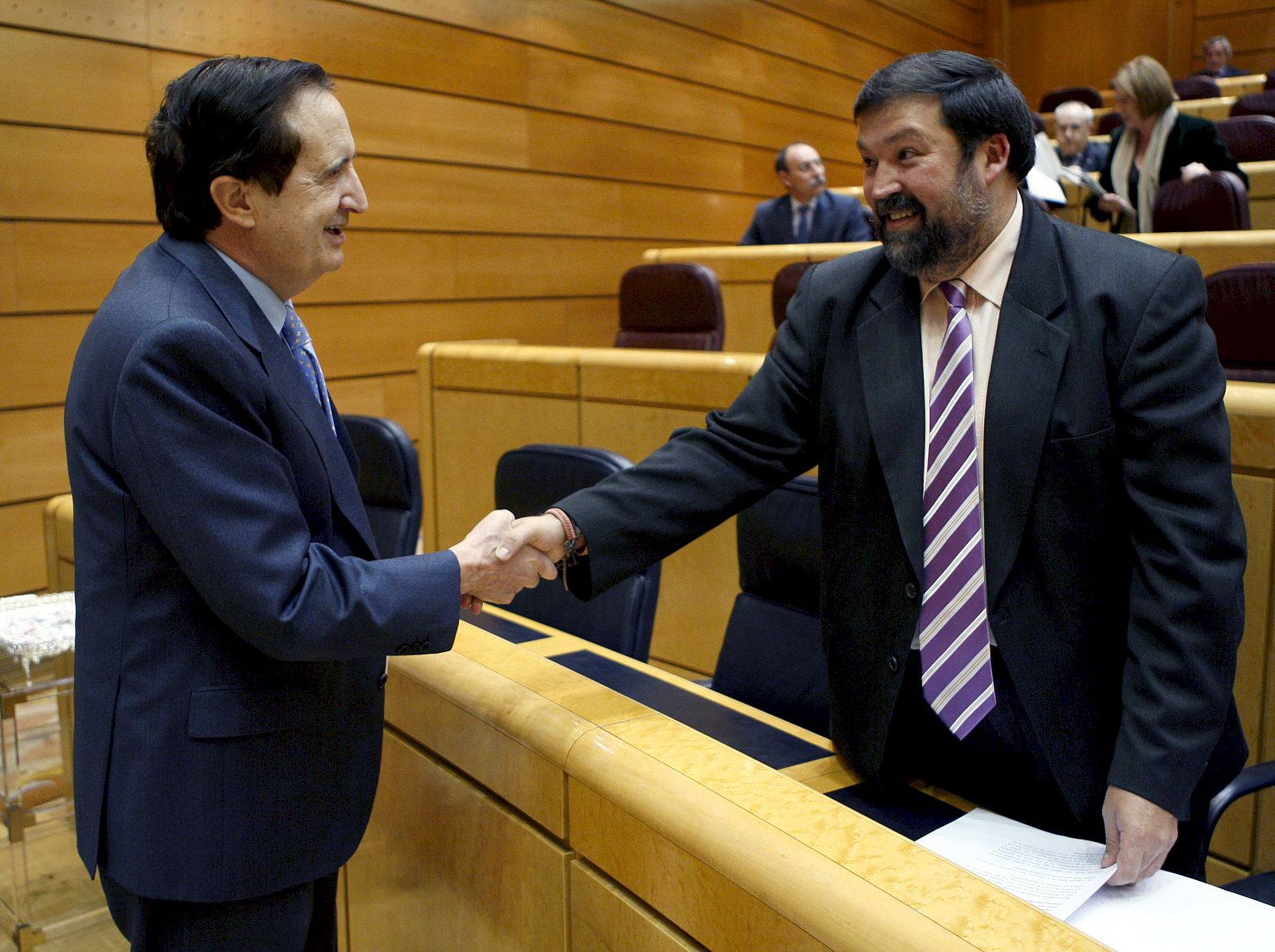 El ministro de Justicia, Francisco Caamaño, a la derecha, saluda al vicepresidente segundo del Senado, Juan José Lucas.