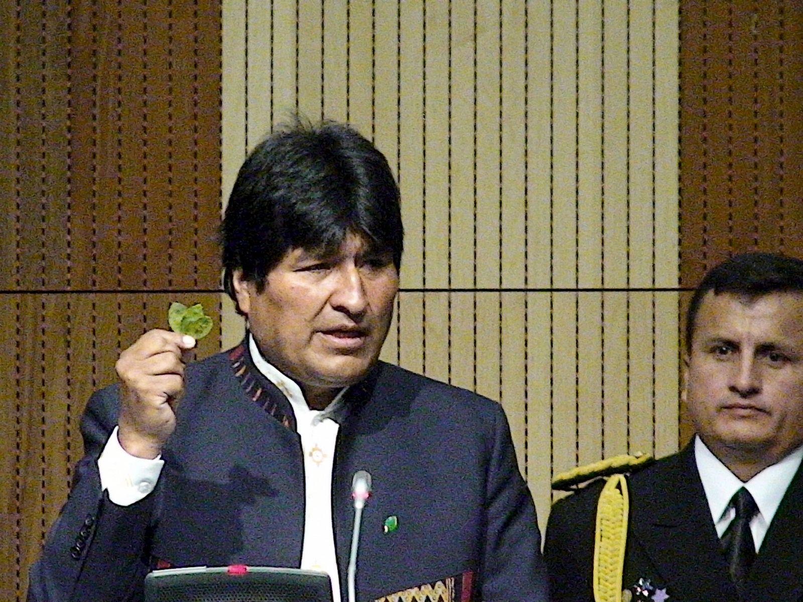 Evo Morales ha sujetado una hoja de coca frente a la sede de la ONU en Viena.