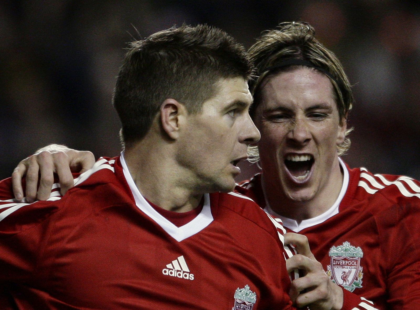 Gerrard y Torres celebran uno de los goles del Liverpool al Real Madrid