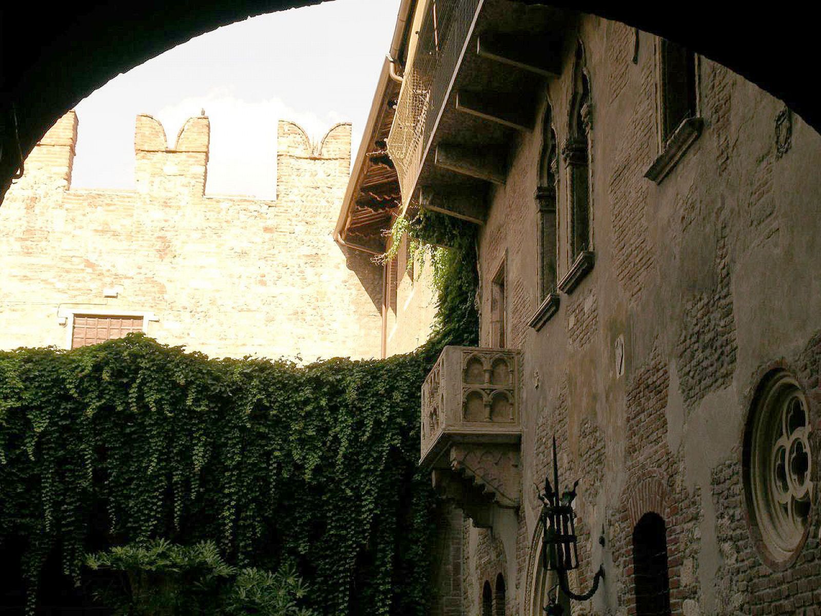 El balcón de Julieta es uno de los destinos turísticos más populares de Verona.