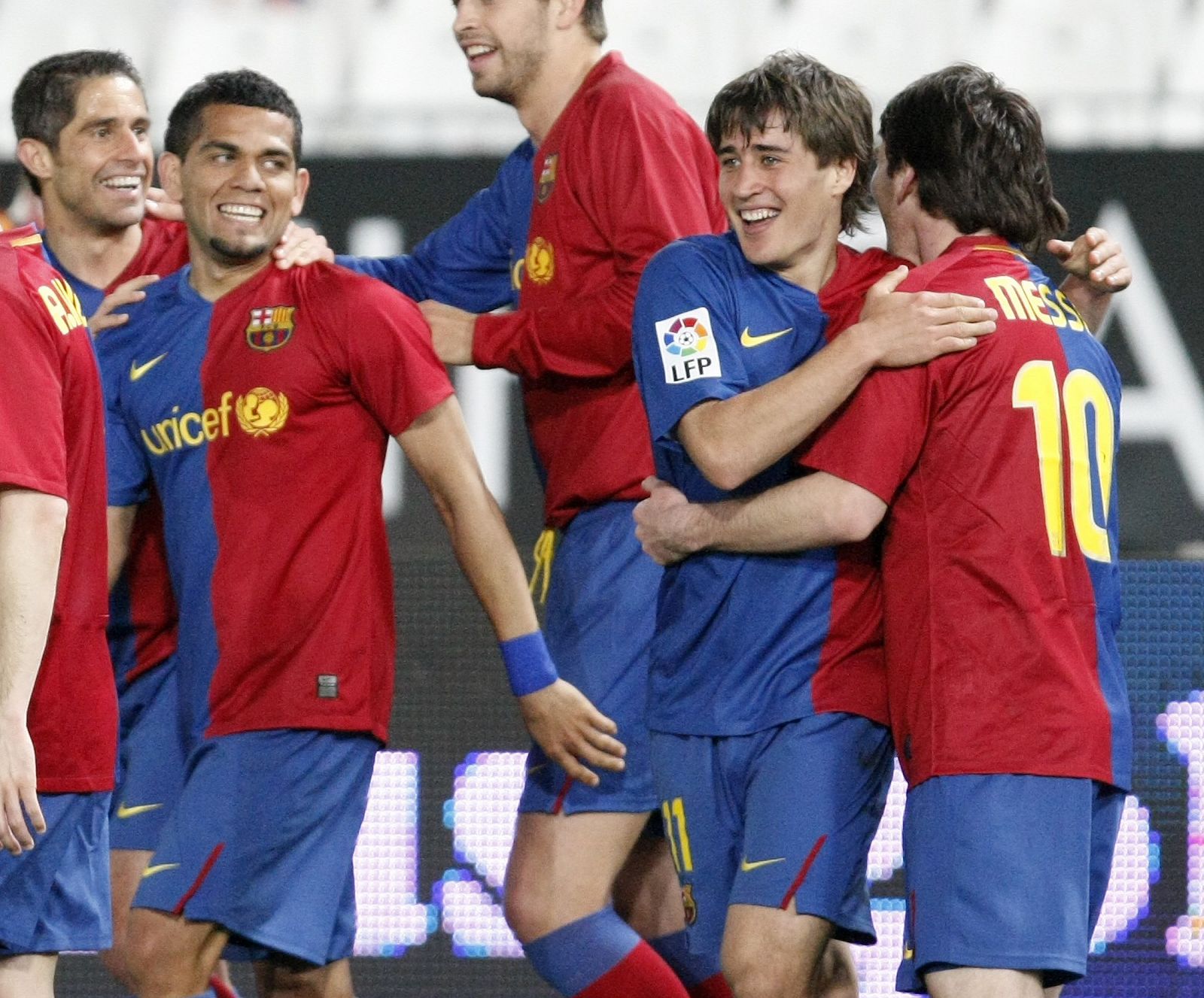 Bojan celebra con Messi y otros compañeros su segundo gol ante el Almería