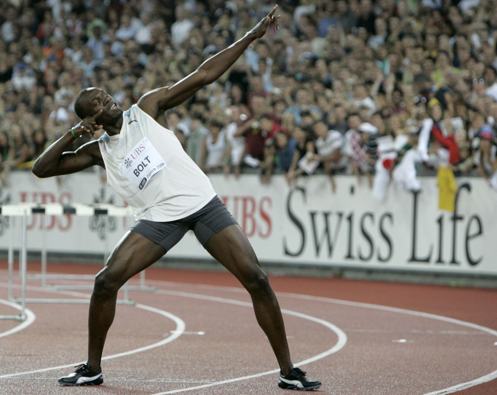 Usain Bolt celebra la victoria, tras ganar los 100 metros en la reunión de Zurich, el pasado verano.