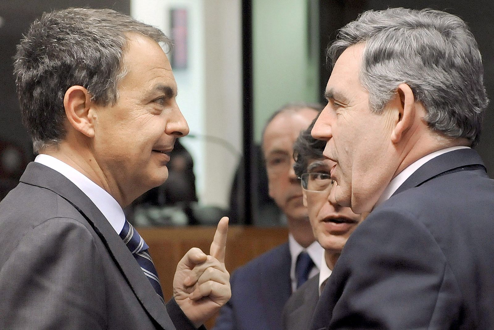 El presidente del Gobierno español, José Luis Rodríguez Zapatero, conversa con el primer ministro británico, Gordon Brown.