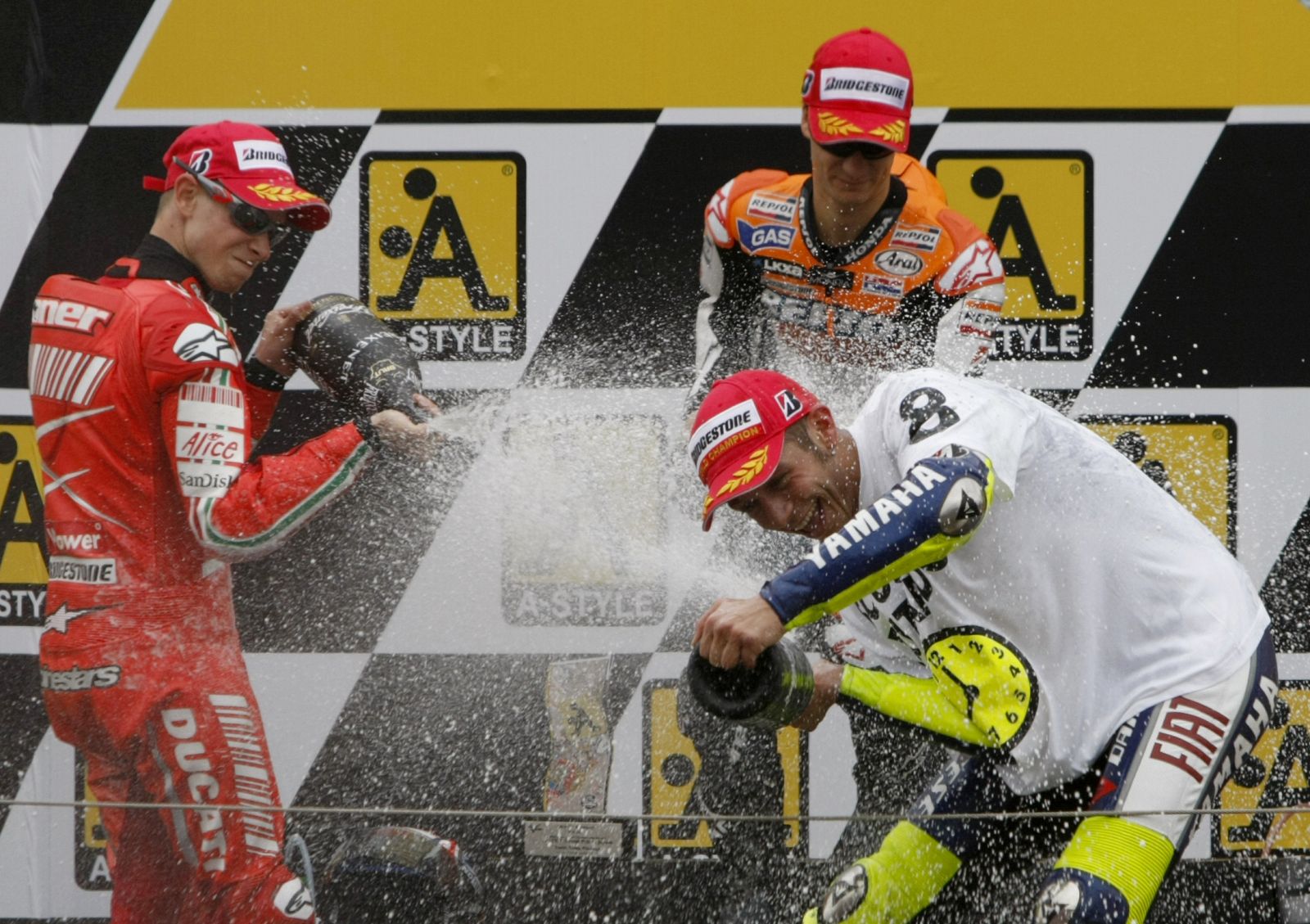 Stoner, Rossi y Pedrosa, en el podio del circuito japonés de Motegi, el pasado mes de septiembre.