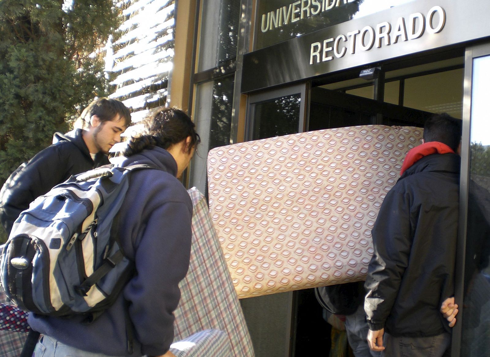 Una veintena de estudiantes de la Asamblea en Contra de la Privatización de la Universidad han ocupado el Rectorado del campus de la Plaza San Francisco de la Universidad de Zaragoza.