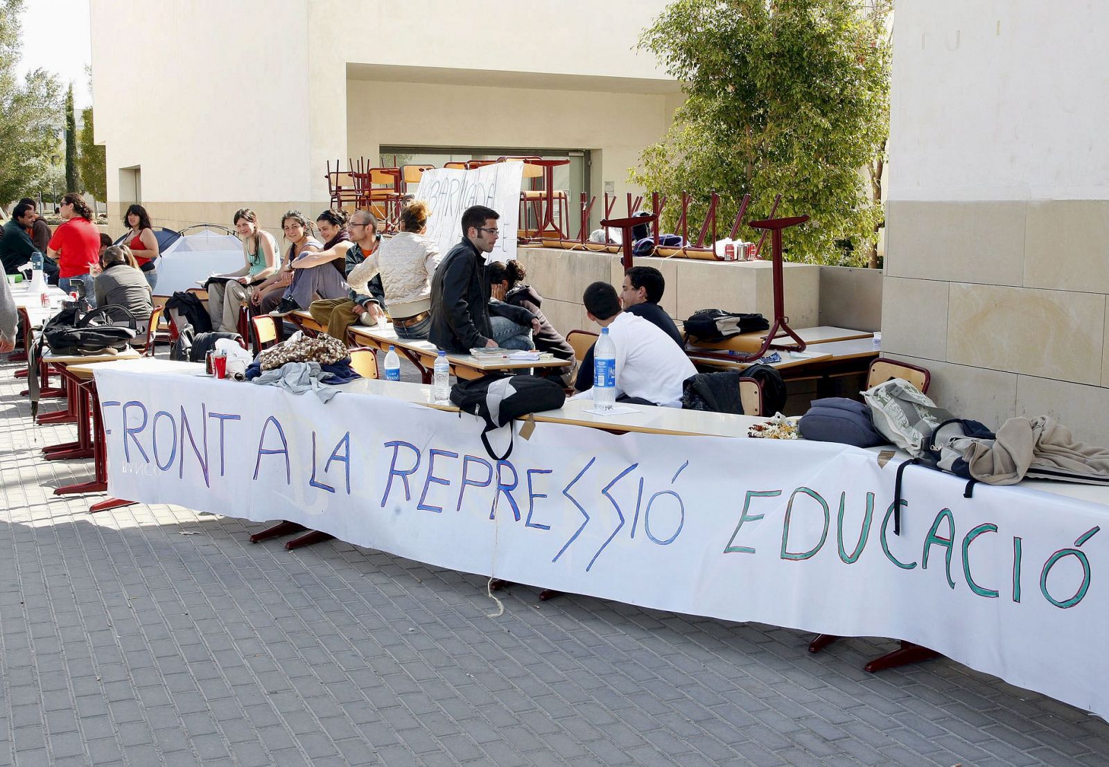 Medio centenar de estudiantes antibolonia de la Universidad de Alicante protestan por "la represión policial" que sufrieron sus compañeros de Barcelona.
