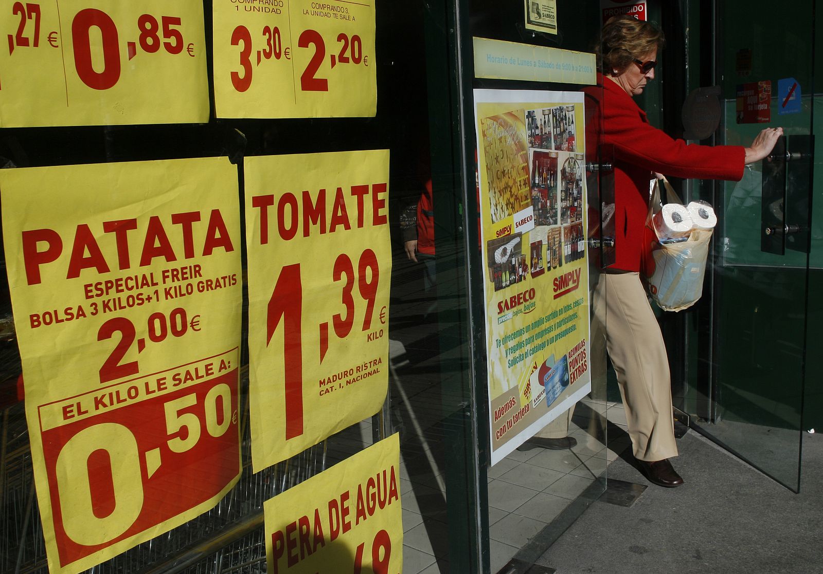 Mujer saliendo de supermercado en Madrid