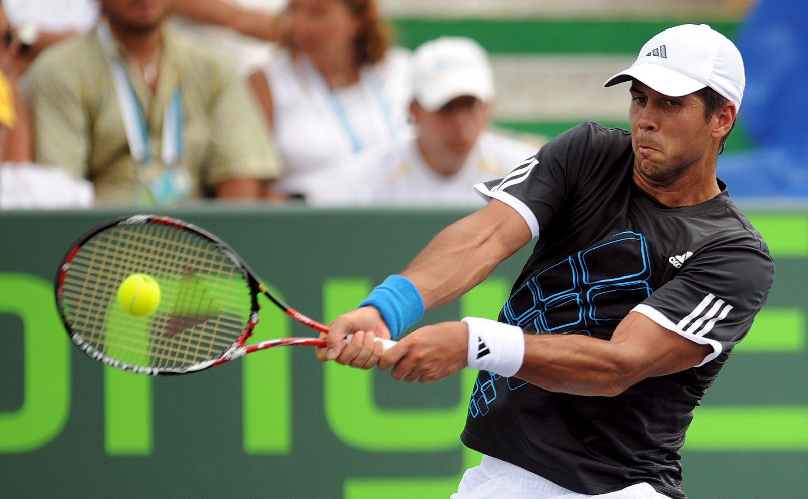 El tenista español Fernando Verdasco devuelve una bola a su contrincante checo Radek Stepanek.