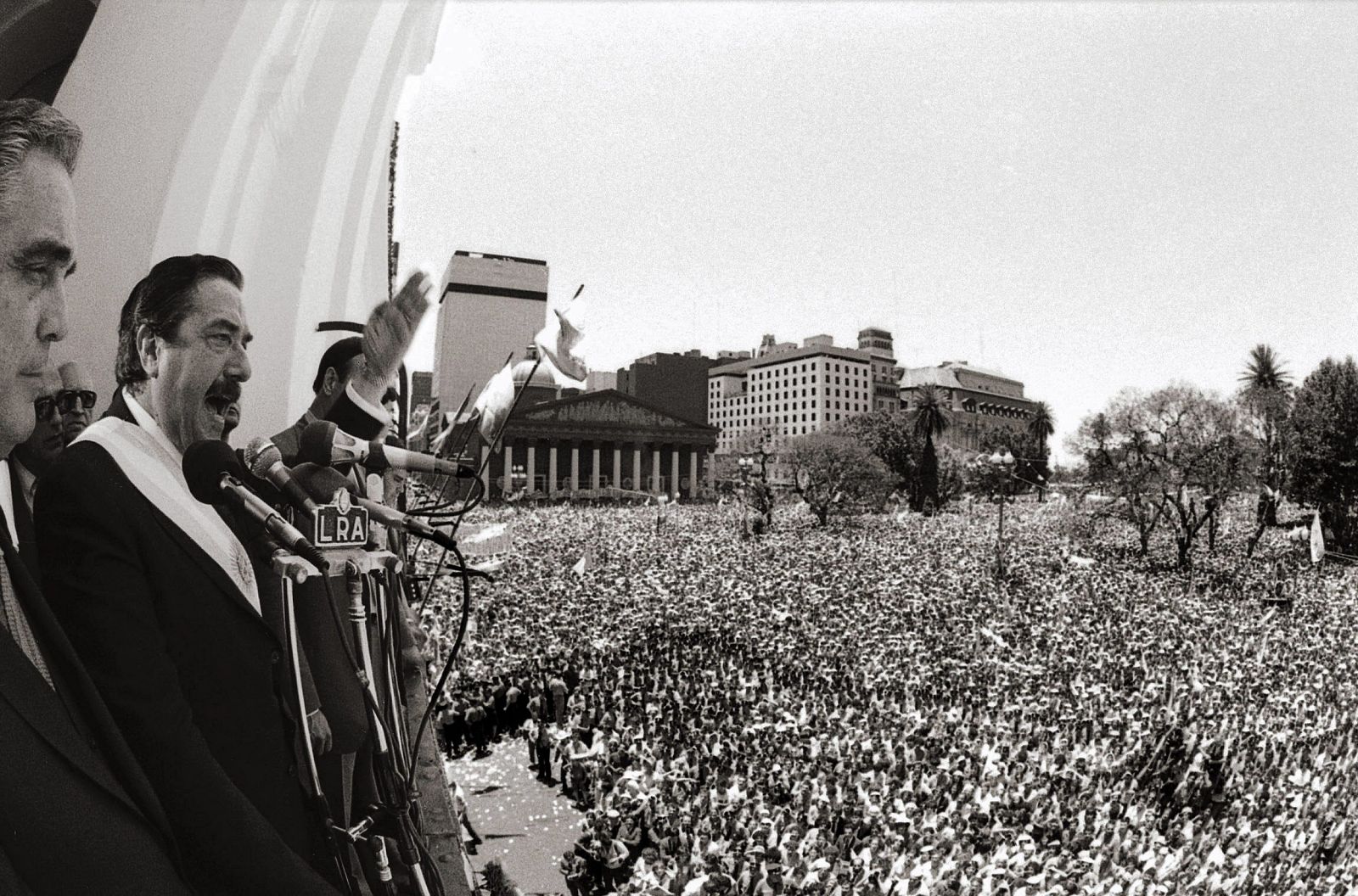 Alfonsín da un discurso a la multitud congregada en la Plaza de Mayo de Buenos Aires el 10 de diciembre de 1983.