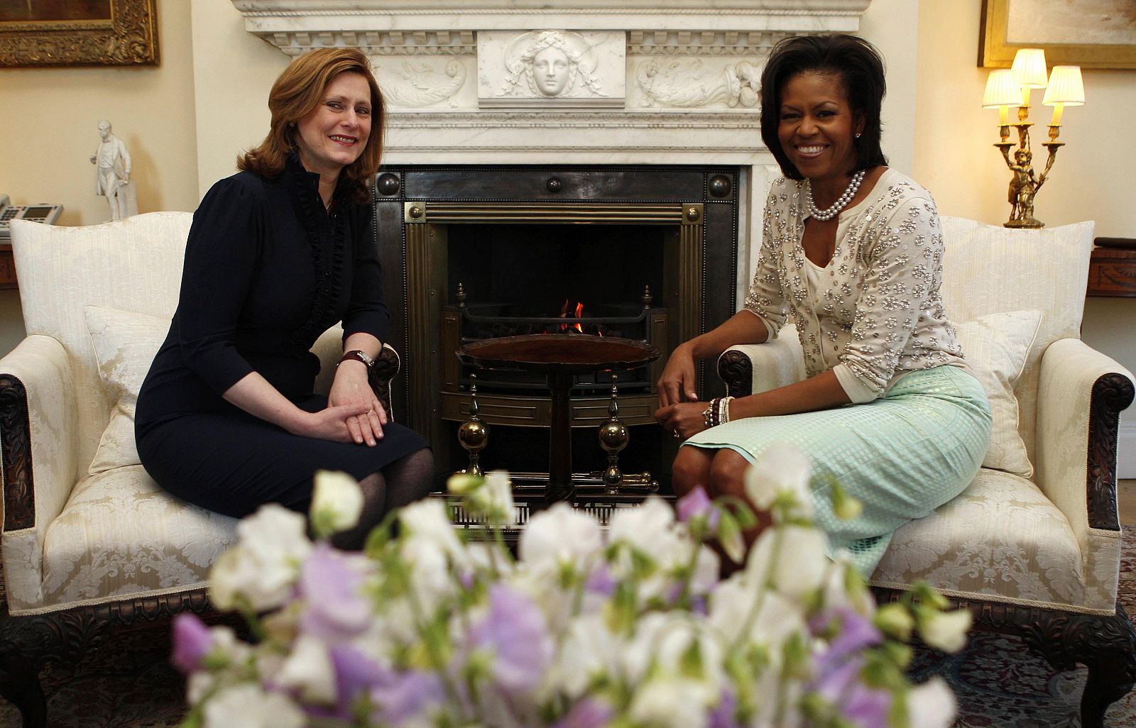 Michelle Obama posa sentada con Sarah Brown, esposa del primer ministro británico