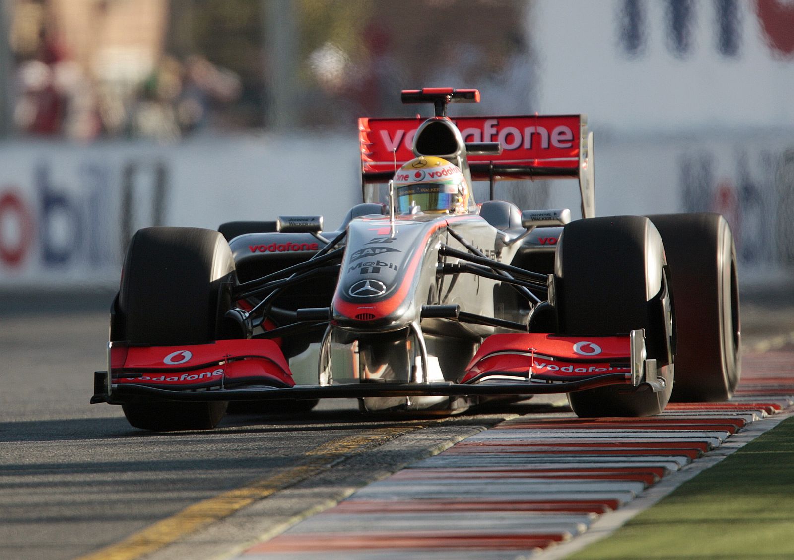 Imagen del McLaren del piloto británico Lewis Hamilton en el circuito de Albert Park.
