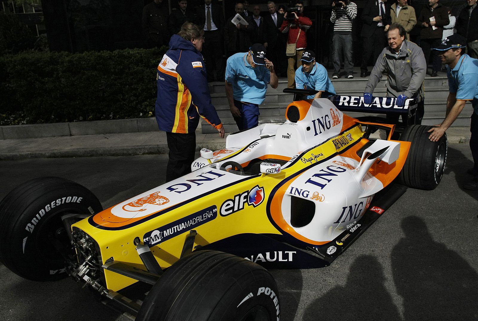 Imagen del monoplaza de Renault  antes de ser mostrado en el 'cuartel general' de Mutua Madrileña.