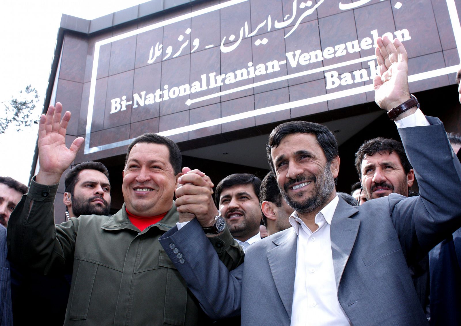 Chávez y Ahmadineyad inauguran el primer banco binacional Irán-Venezuela.