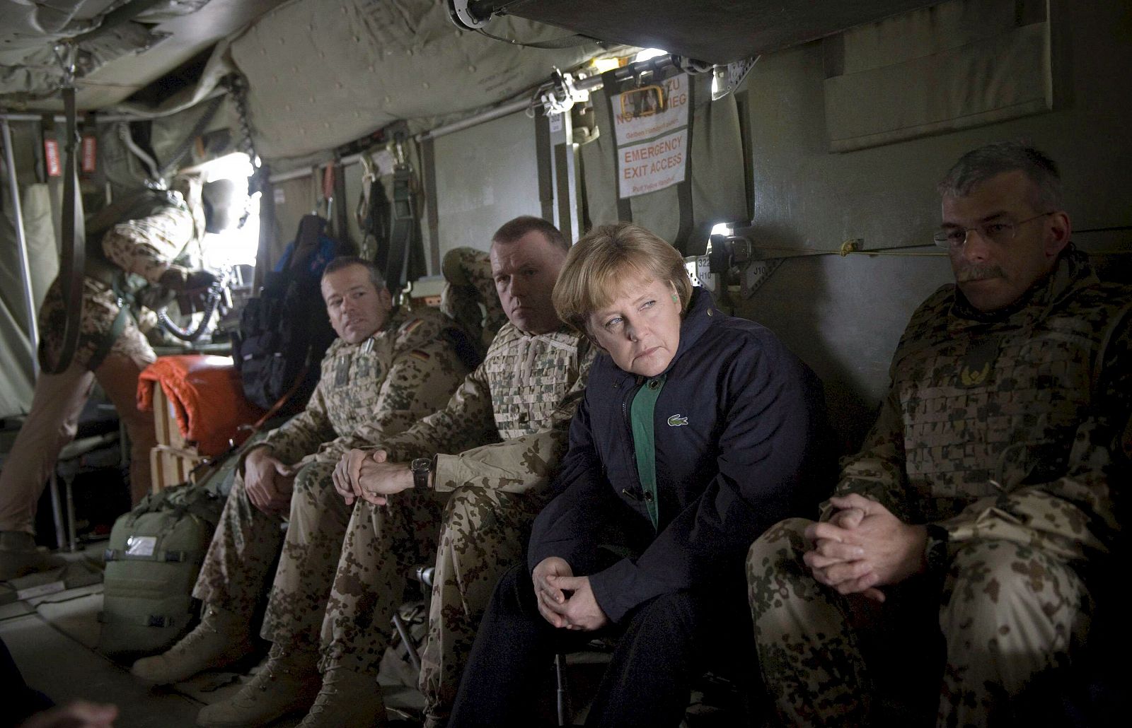 La canciller alemana, Ángela Merkel (segunda por la derecha), se sienta cerca de unos oficiales en un helicóptero de las Fuerzas Armadas durante su viaje sorpresa a la ciudad de Kundus, Afganistán.