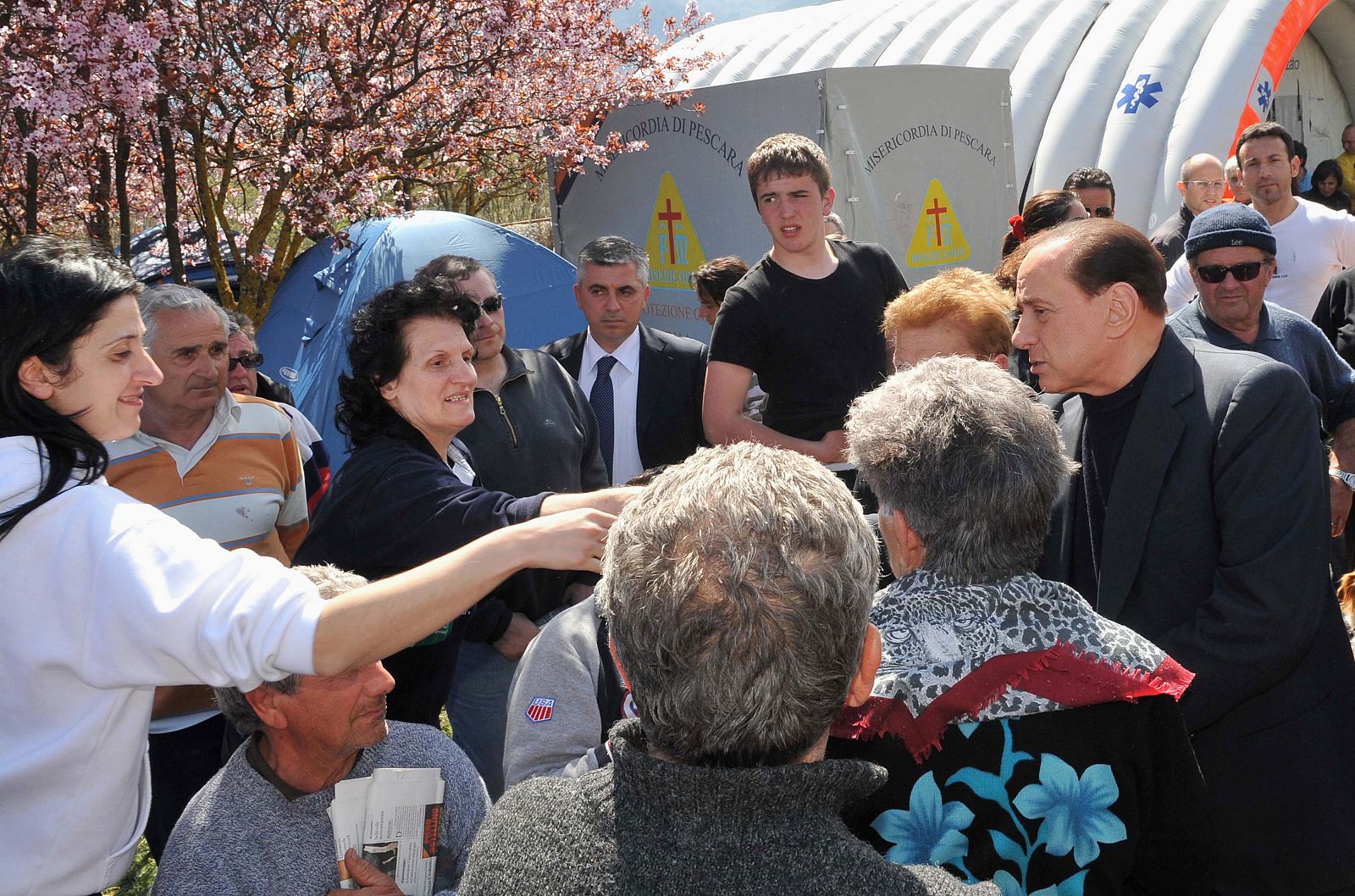 Berlusconi visitó por segundo día consecutivo la zona afectada por el terremoto. En la imagen, con los damnificados del pueblo de San Demetrio.