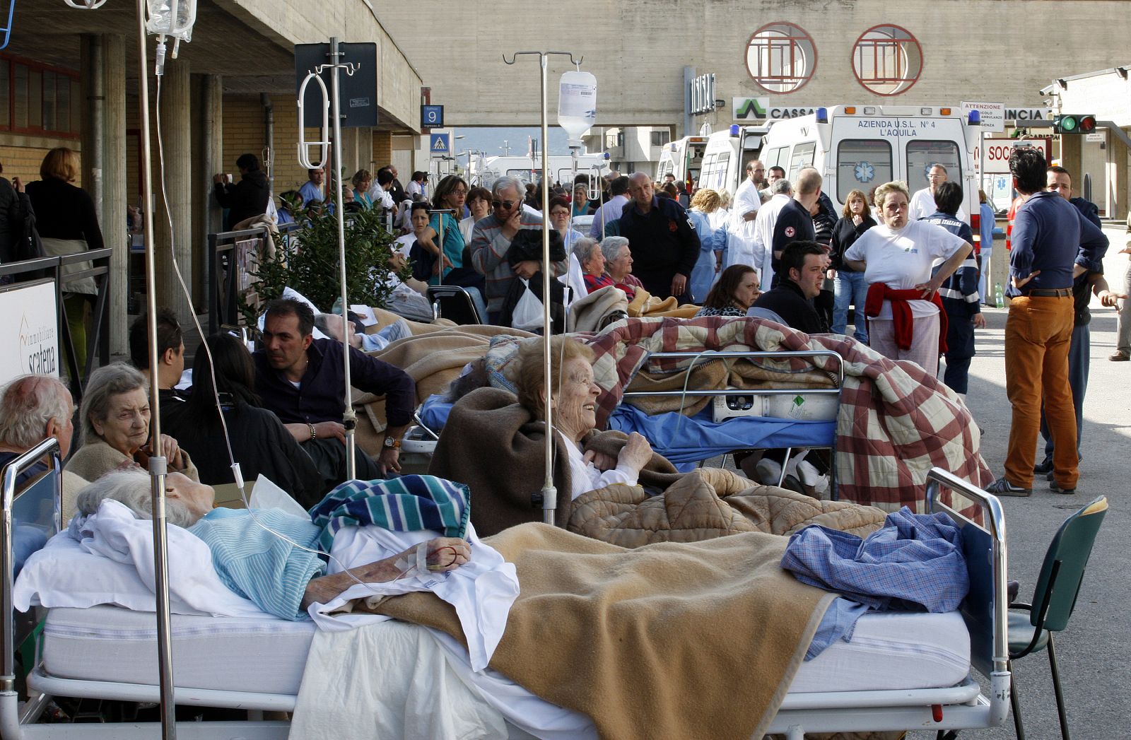 Enfermos descansan en los alrededores del hospital de San Salvador después del terremoto