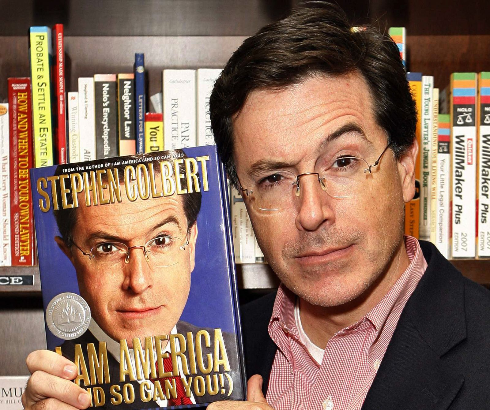 El cómico Stephen Colbert, posando con uno de sus libros.