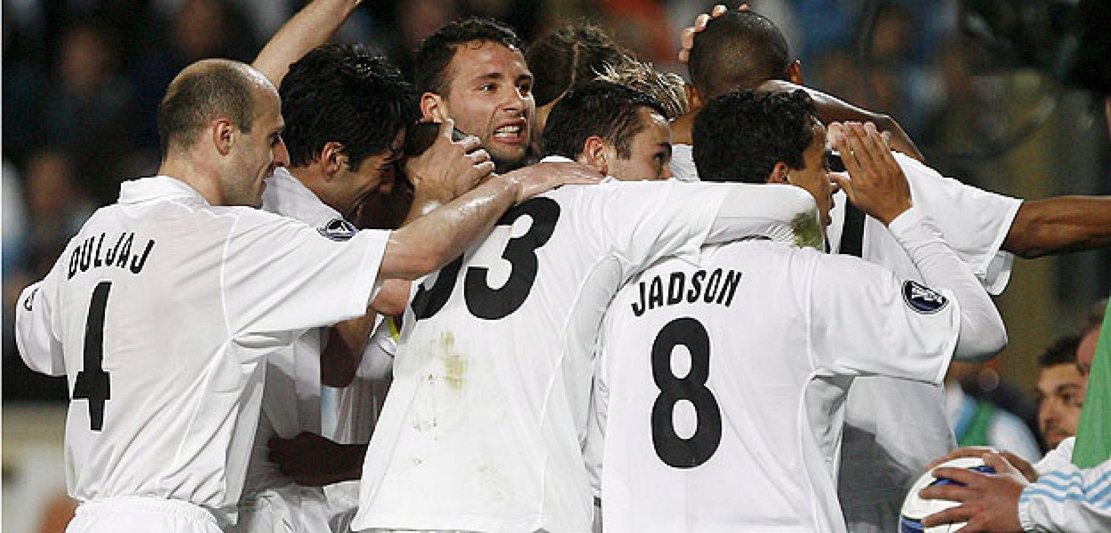 Los jugadores del FC Shakhtar Donetsk celebran tras el gol de su equipo ante el Olympique de Marsella.