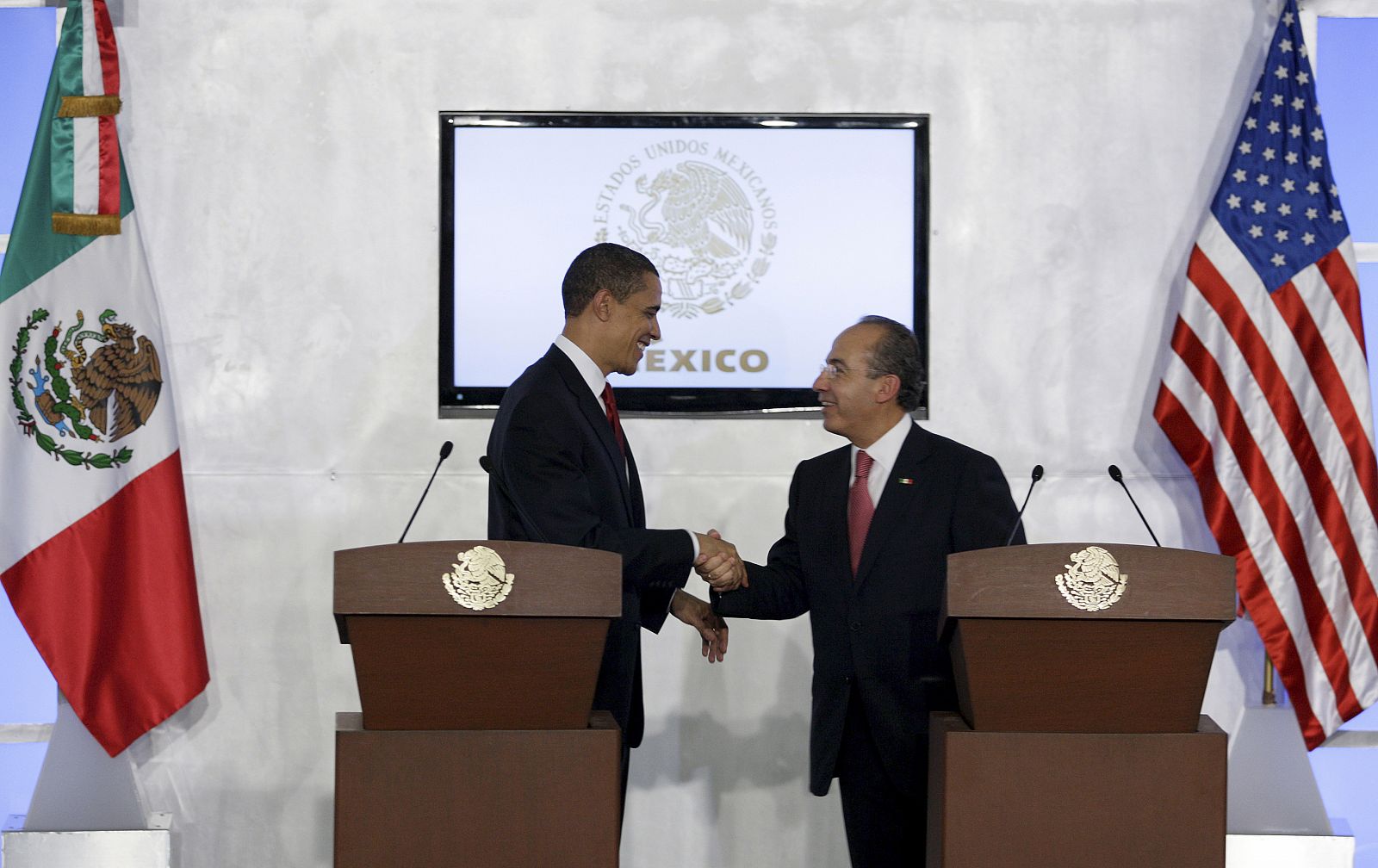 El presidente de Estados Unidos (i) y el presidente de México, Felipe Calderón