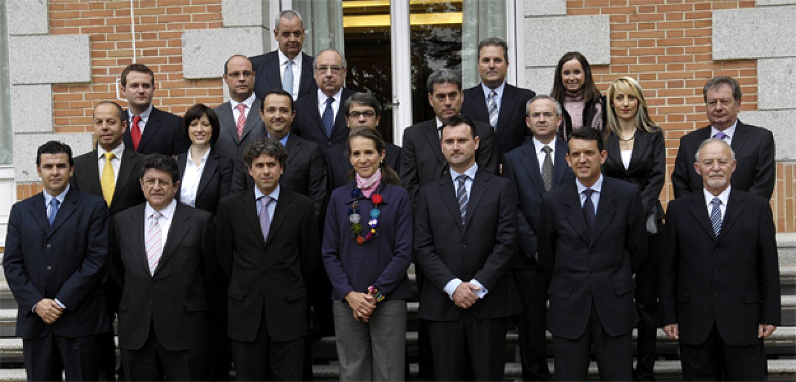La Infanta Doña Elena, junto con representantes de RNE, de la Fundación Crecer Jugando y otros colaboradores de "Un Juguete, Una Ilusión".