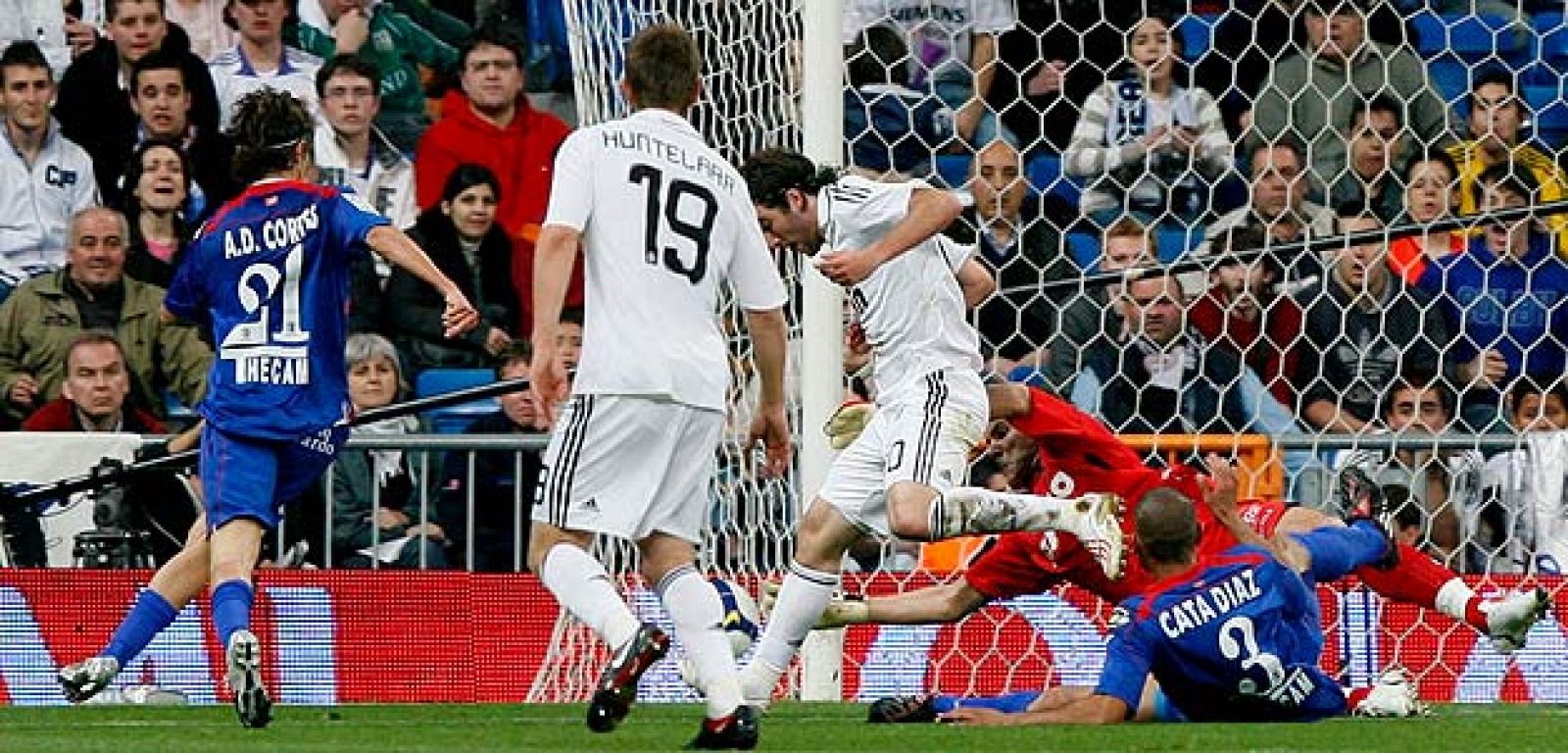 Higuaín durante la jugada del primer gol del Madrid.