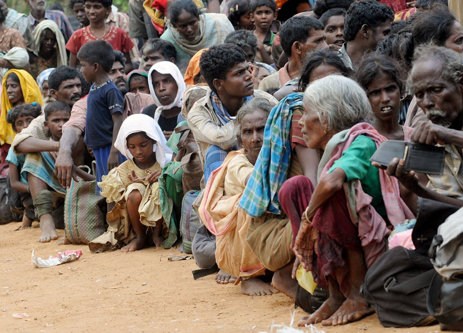 Civilians arrive at the village of Putumatalan in Puthukkudiyirippu