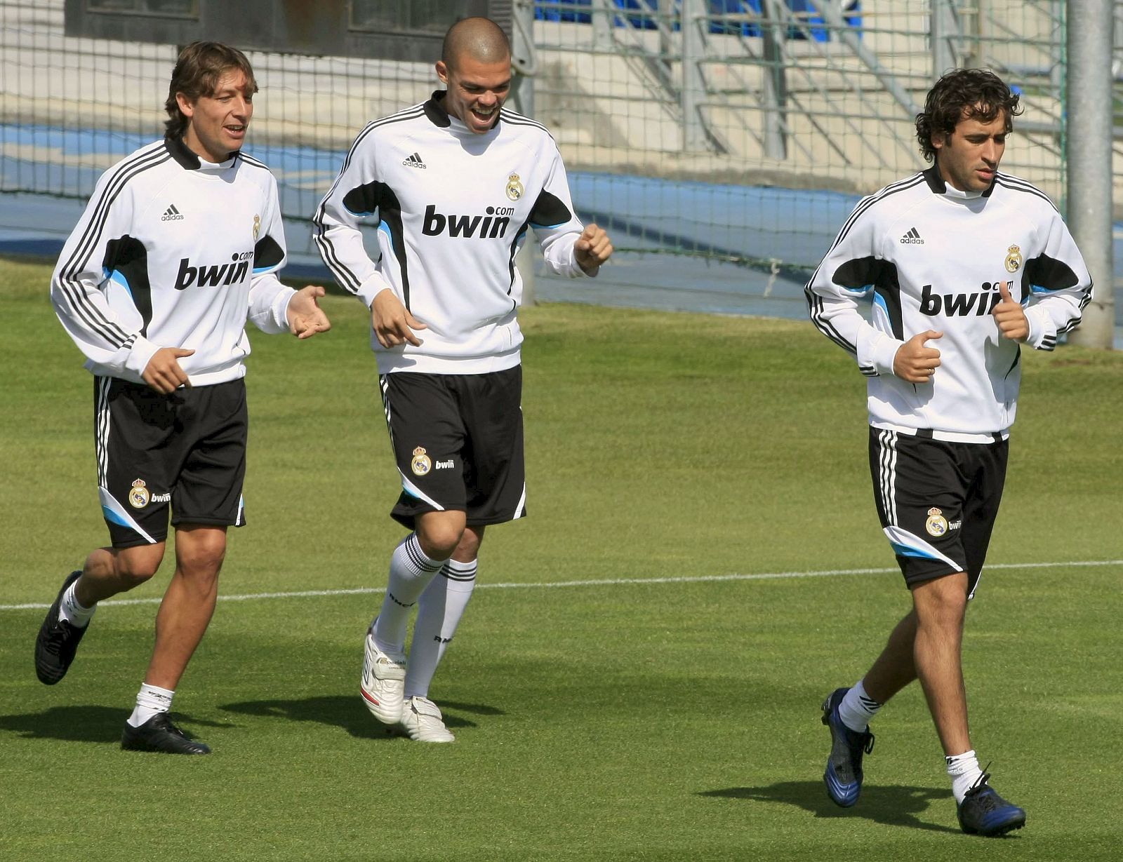 Heinze, en una imagen del entrenamiento junto a Pepe y Raúl.