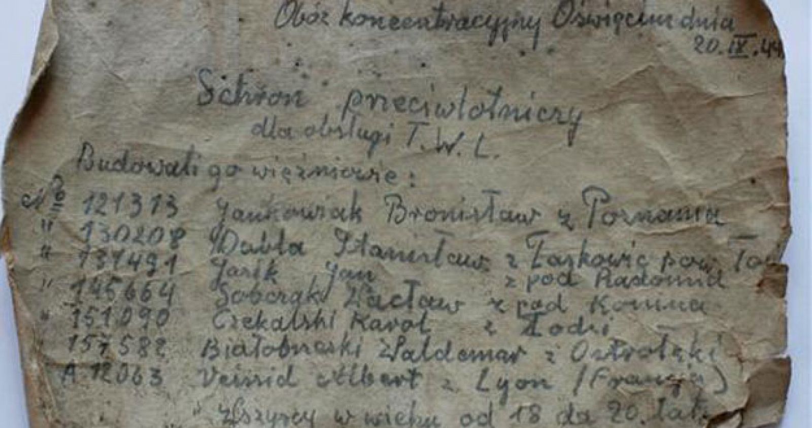 Carta hallada dentro de una botella durante las obras de renovación de una escuela de Oswiecim (Polonia), que en la Segunda Guerra Mundial era parte del campo de concentración de Auschwitz-Birkenau.