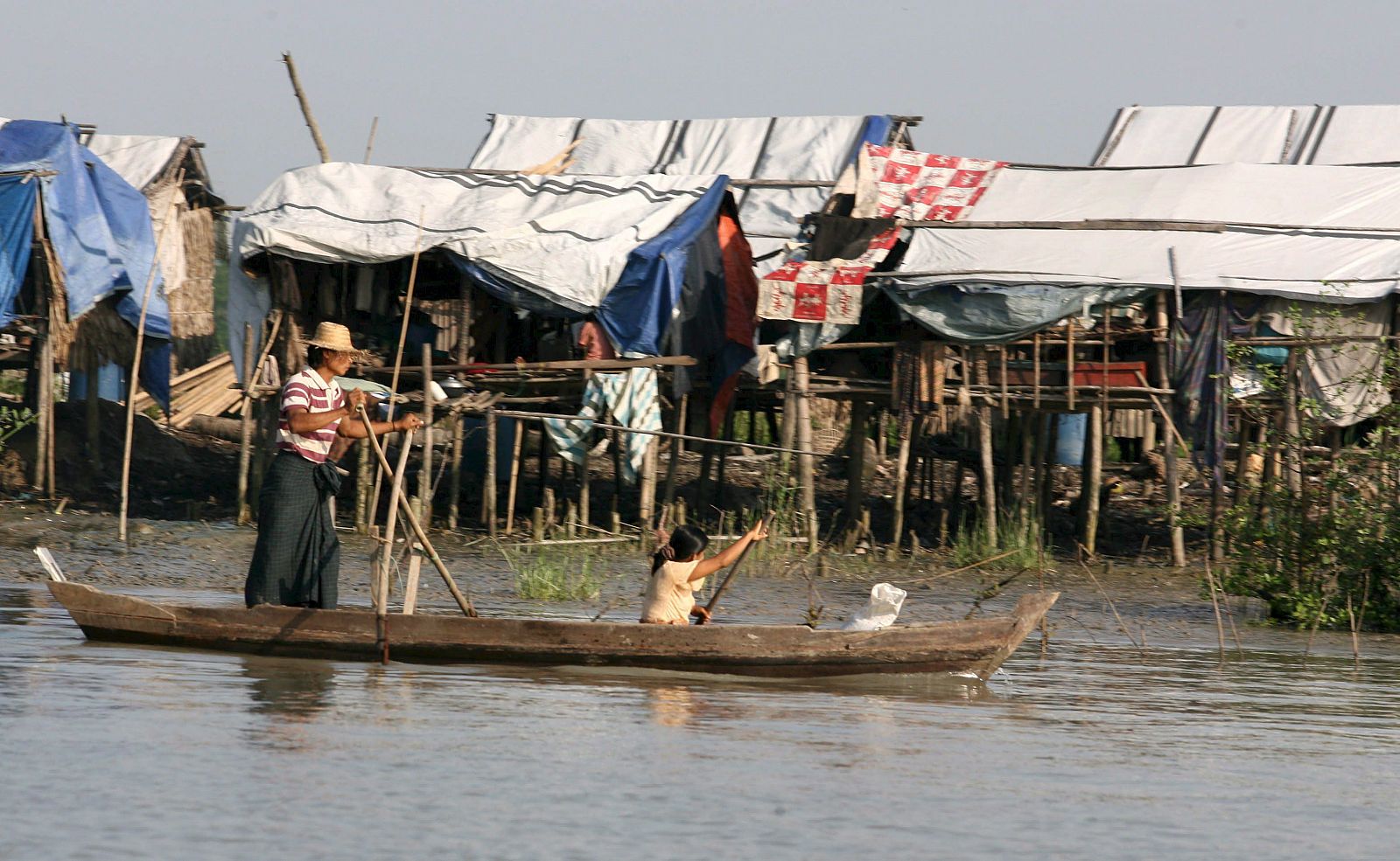 Las casas siguen a medio rehacer en Birmania al cumplirse un año del paso del ciclón Nargis. (Río Bogalay).