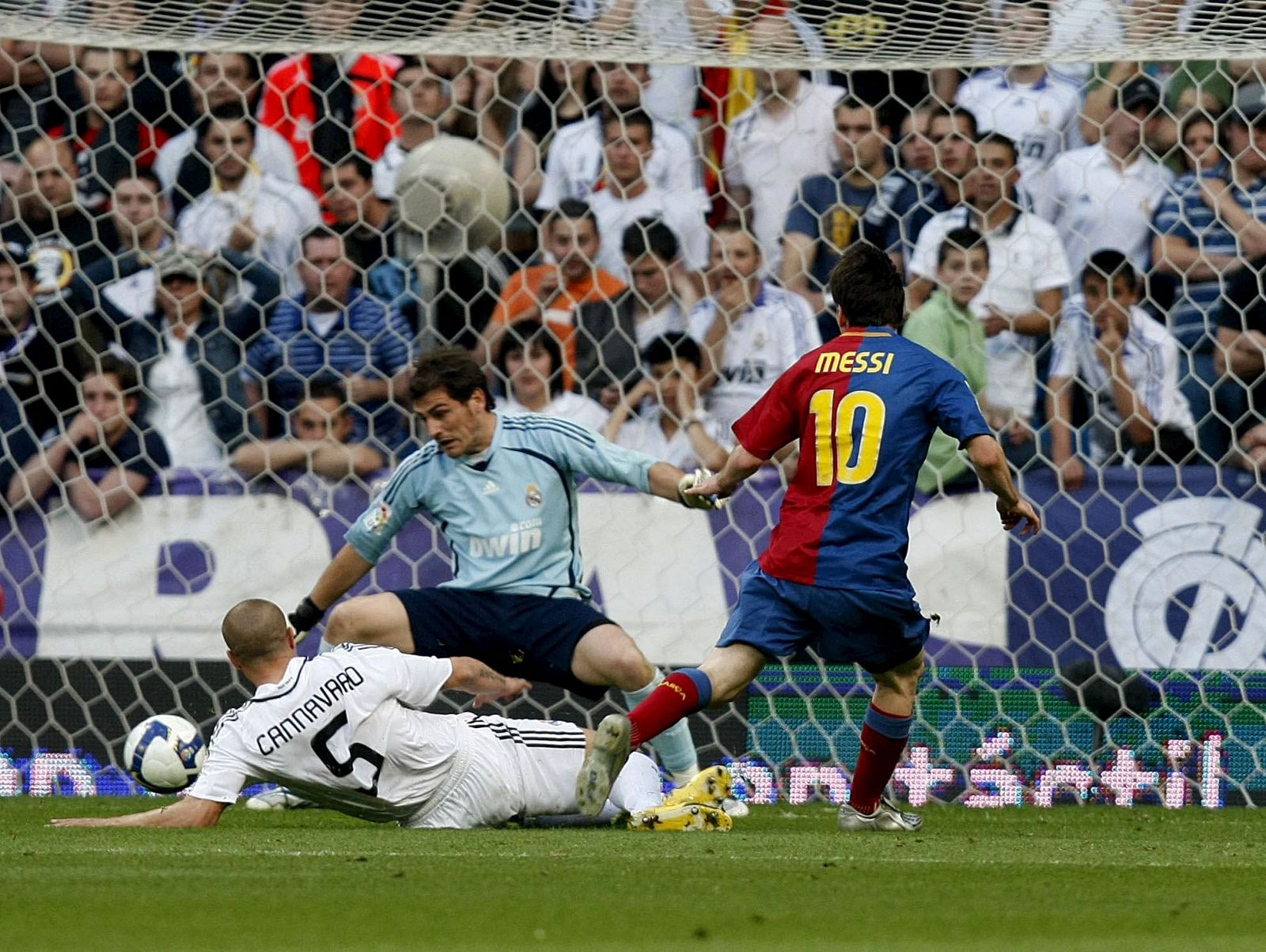 Y el tercero del Barcelona ha llegado de la mano de Messi, tras un error en defensa de Lassana Diarra.